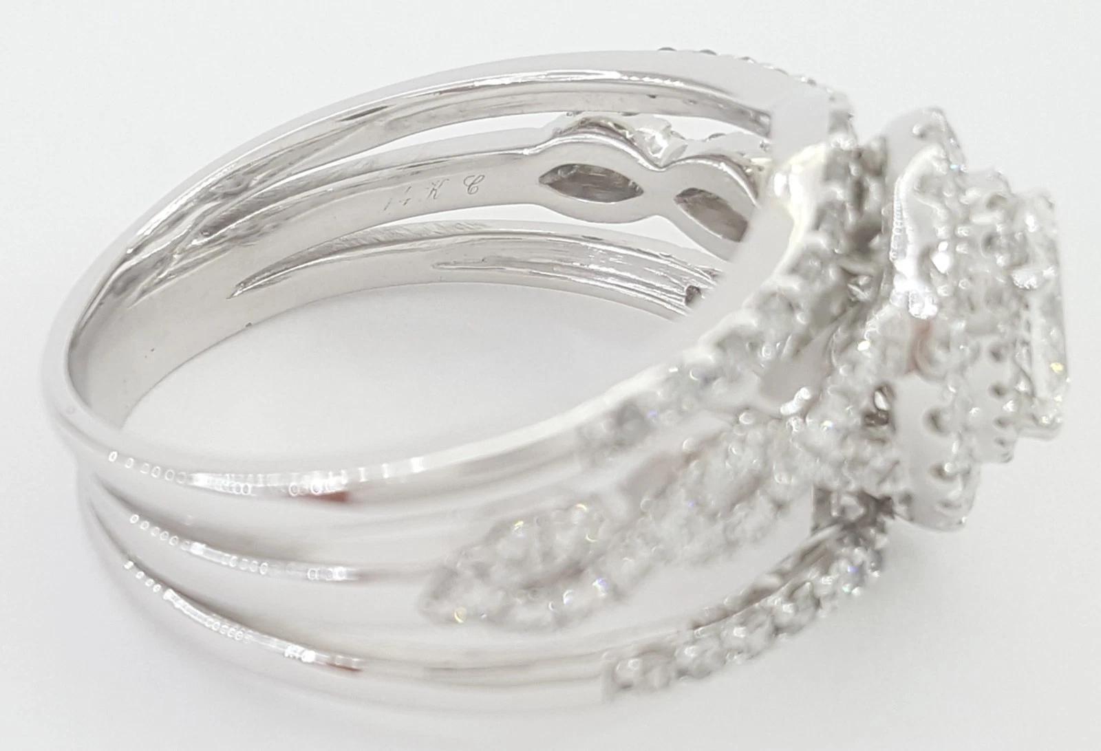 Femenino o masculino Anillo de compromiso con doble halo de diamantes talla pera de Neil Lane en oro blanco de 14 quilates, 2 en venta