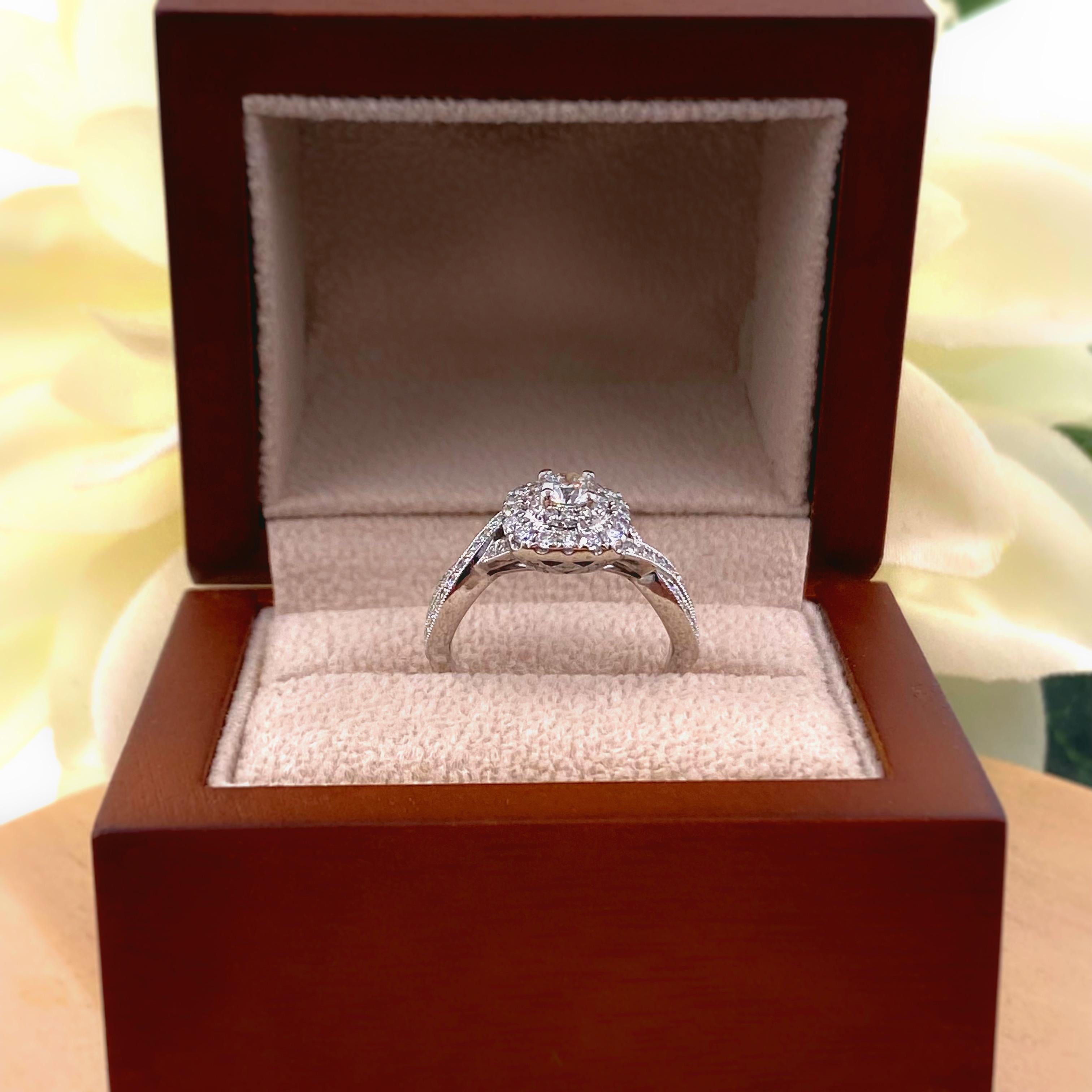 Neil Lane Round Diamond Engagement Ring Twisted Band 7/8 Tcw 14k WG In Excellent Condition For Sale In San Diego, CA