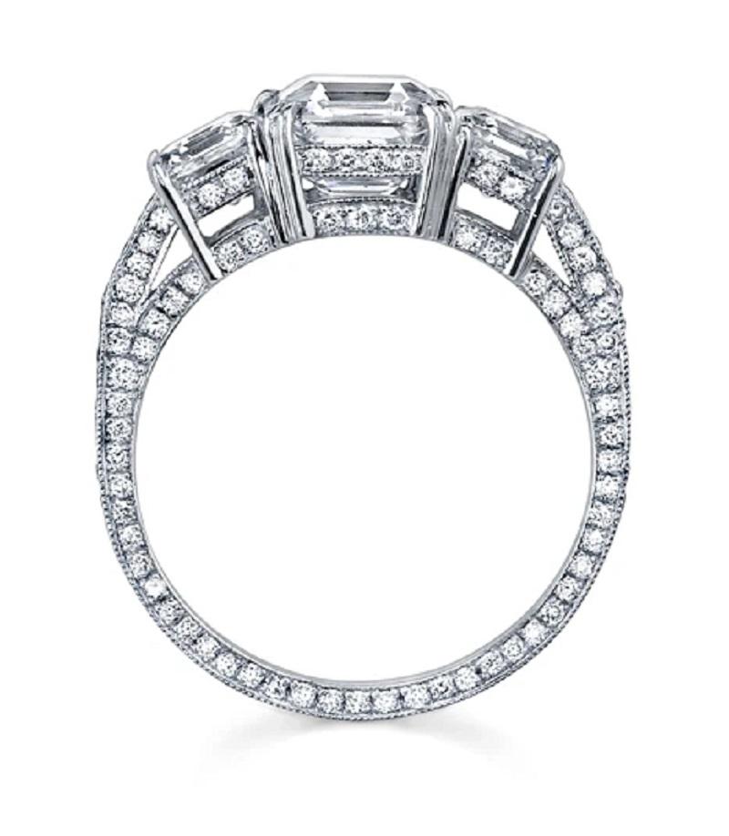 Designed by Neil Lane, this vivacious ring is a modern version of the time honored 