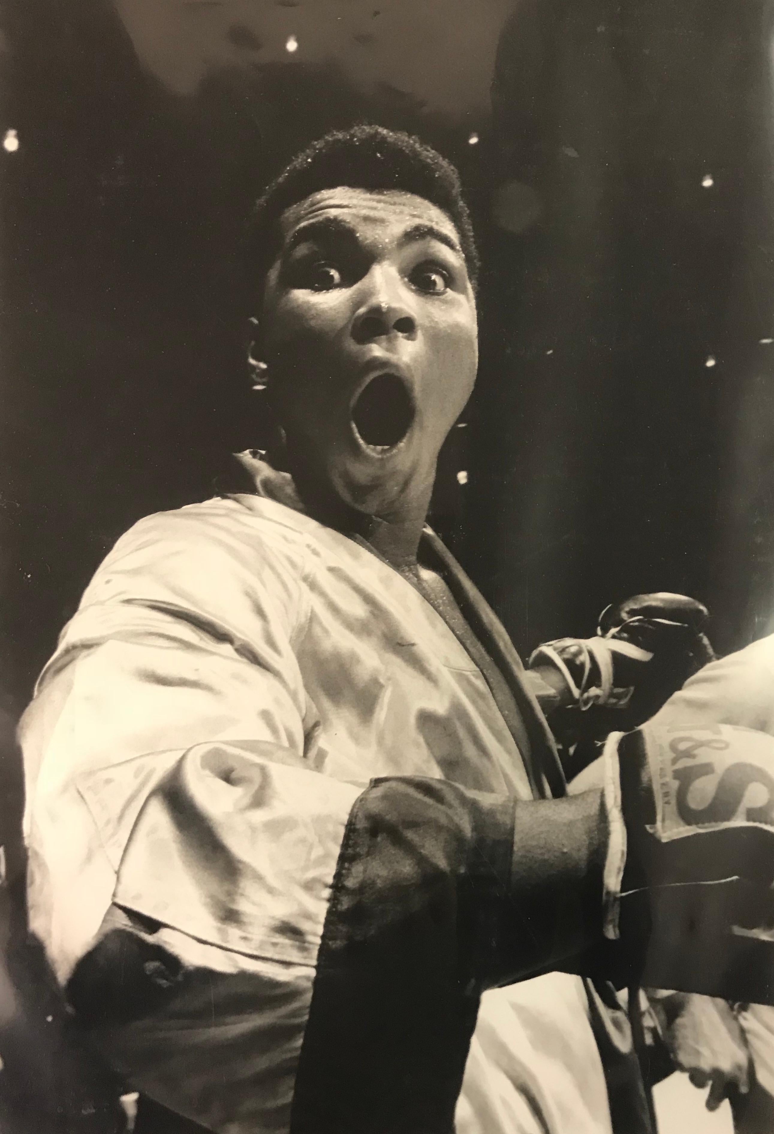 Neil Leifer Black and White Photograph – Clay vs Jones Post Fight „Knockout“ aus Ton