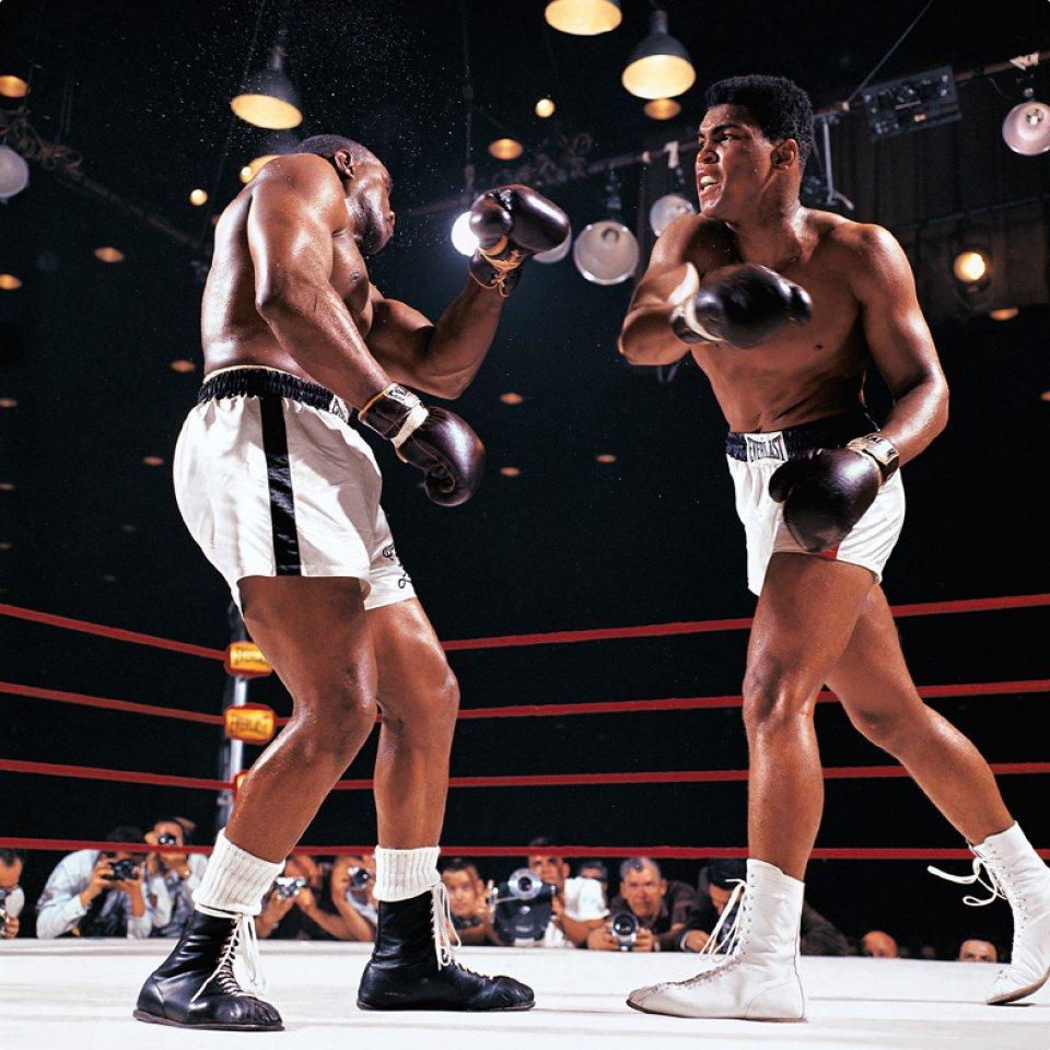 Portrait Photograph Neil Leifer - L'argile contre Liston I, 1964 Impression photographique couleur, teinture par teinture sur aluminium.