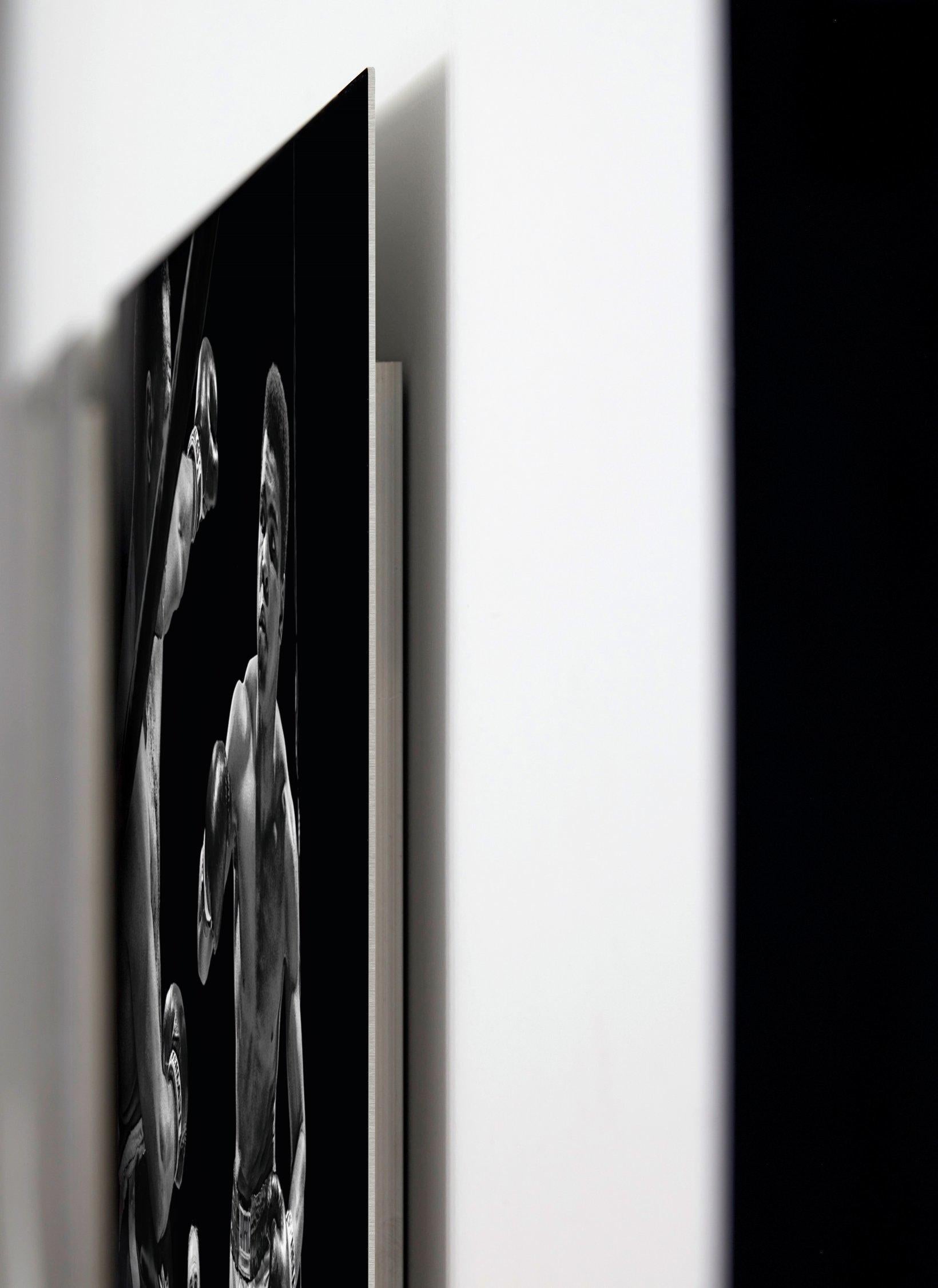 Prenez place au bord du ring avec le champion incontesté de la photographie de boxe, Neil Leifer, qui rend hommage au légendaire Muhammad Ali dans une série exclusive de tirages d'art. Puissant, nuancé et capable de trouver des ouvertures que les