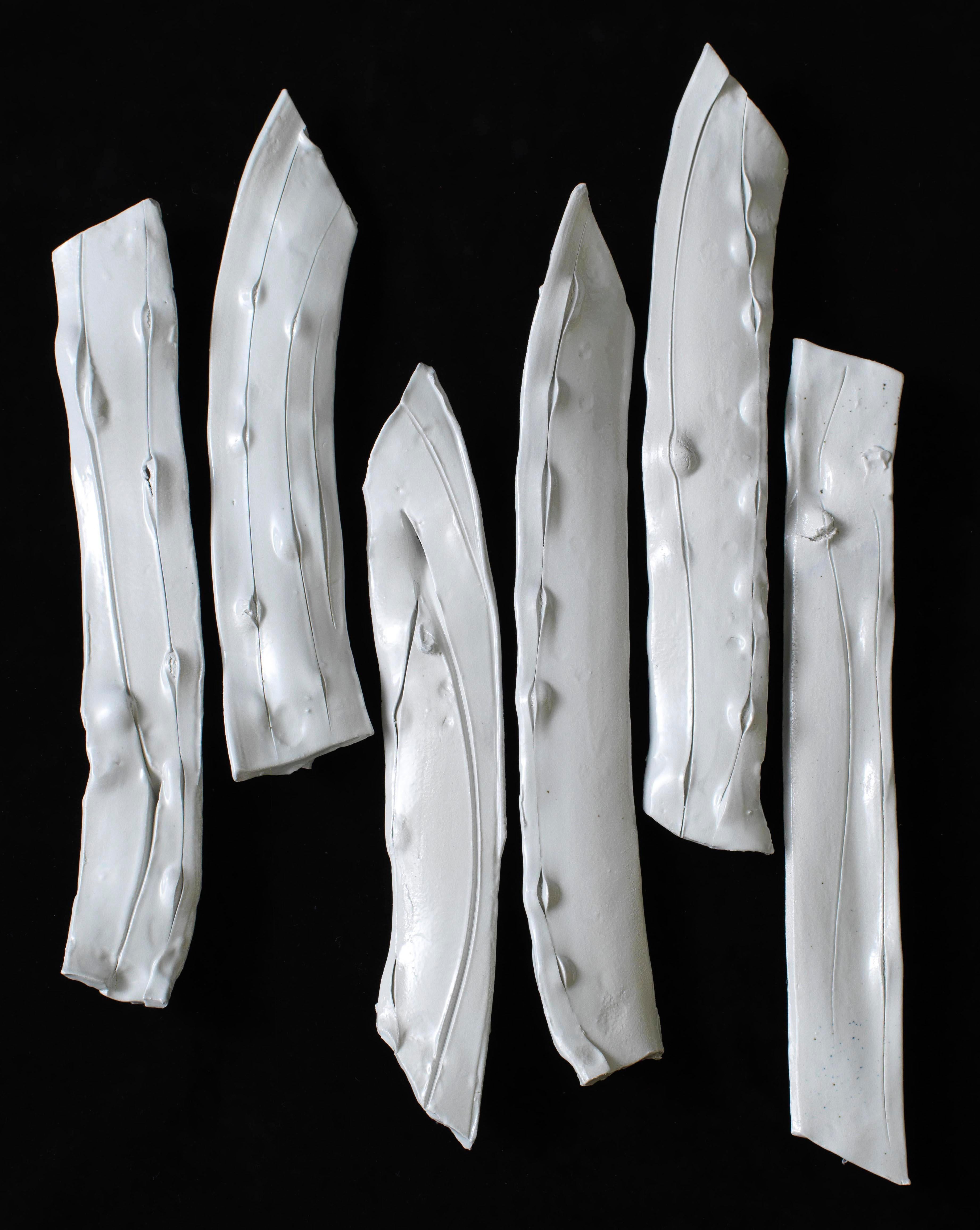 Neil Tetkowski Abstract Sculpture – Wandskulptur, große weiße Textur, Oberfläche, Keramik Porzellan
