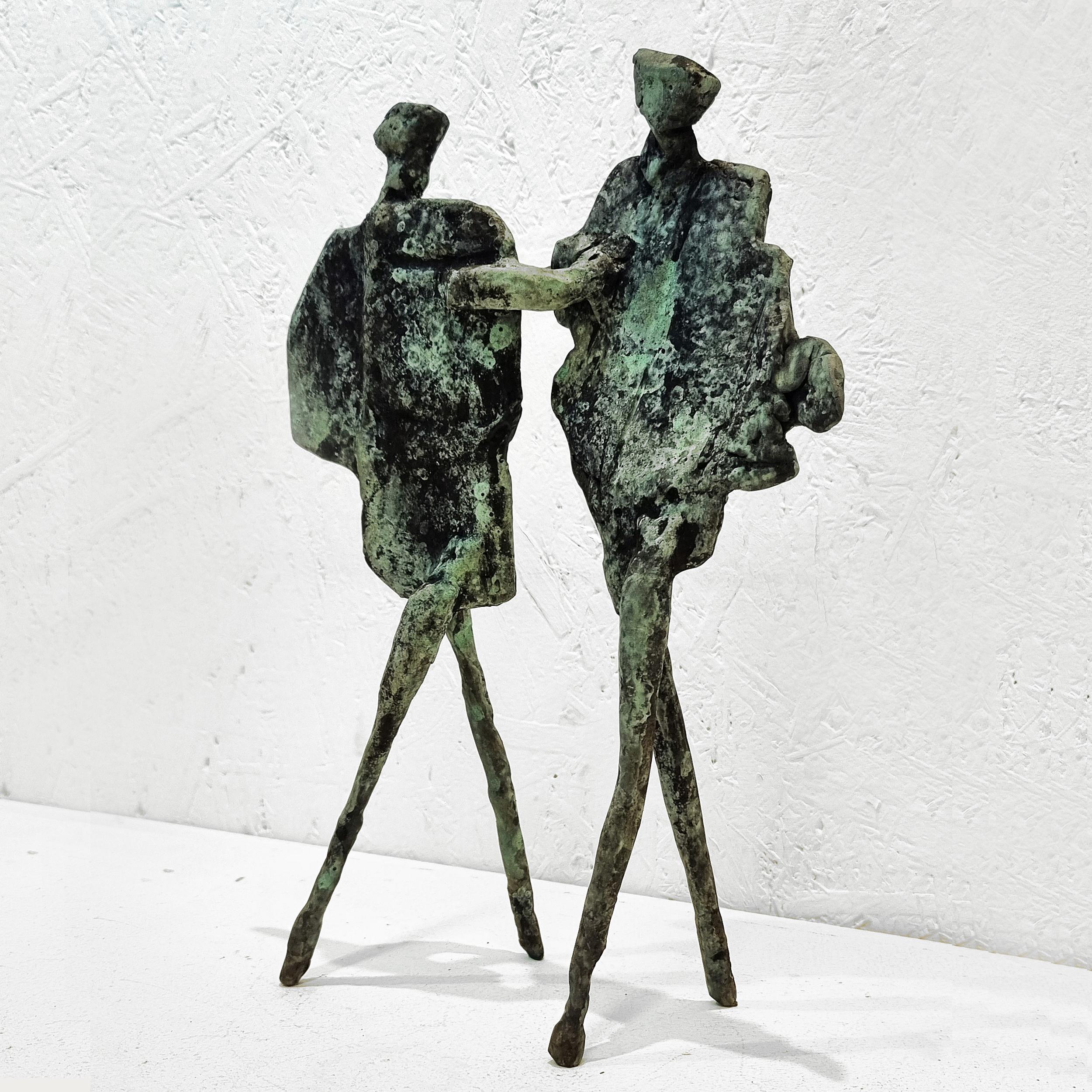 Neil Wood es un escultor y artista profesional con muchos años de experiencia como profesor de bellas artes y escultura en instituciones del Reino Unido. Ha trabajado en diversos ámbitos: en educación, como artista residente y profesor invitado,