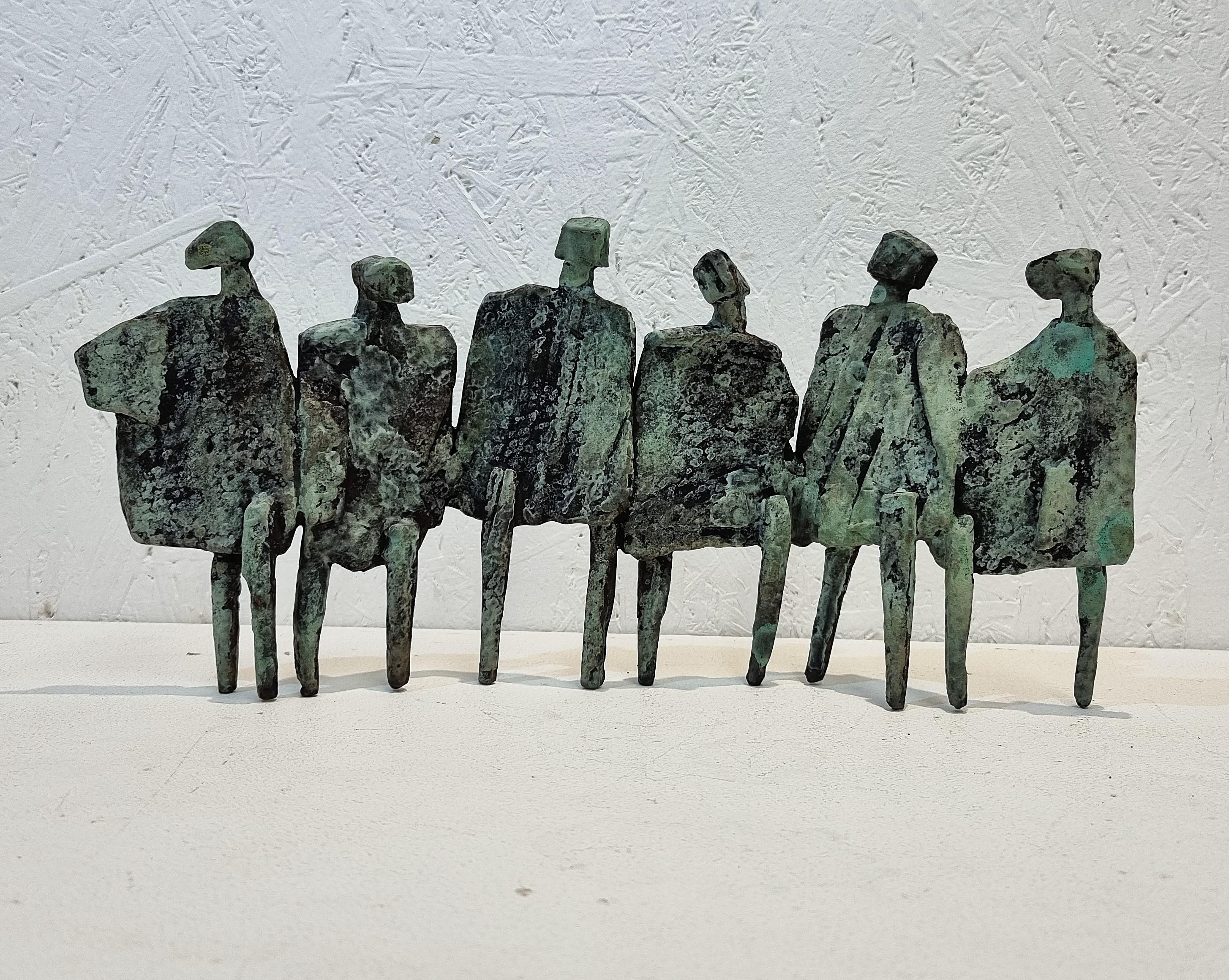 Neil Wood es un escultor y artista profesional con muchos años de experiencia como profesor de bellas artes y escultura en instituciones del Reino Unido. Ha trabajado en diversos ámbitos: en educación, como artista residente y profesor invitado,
