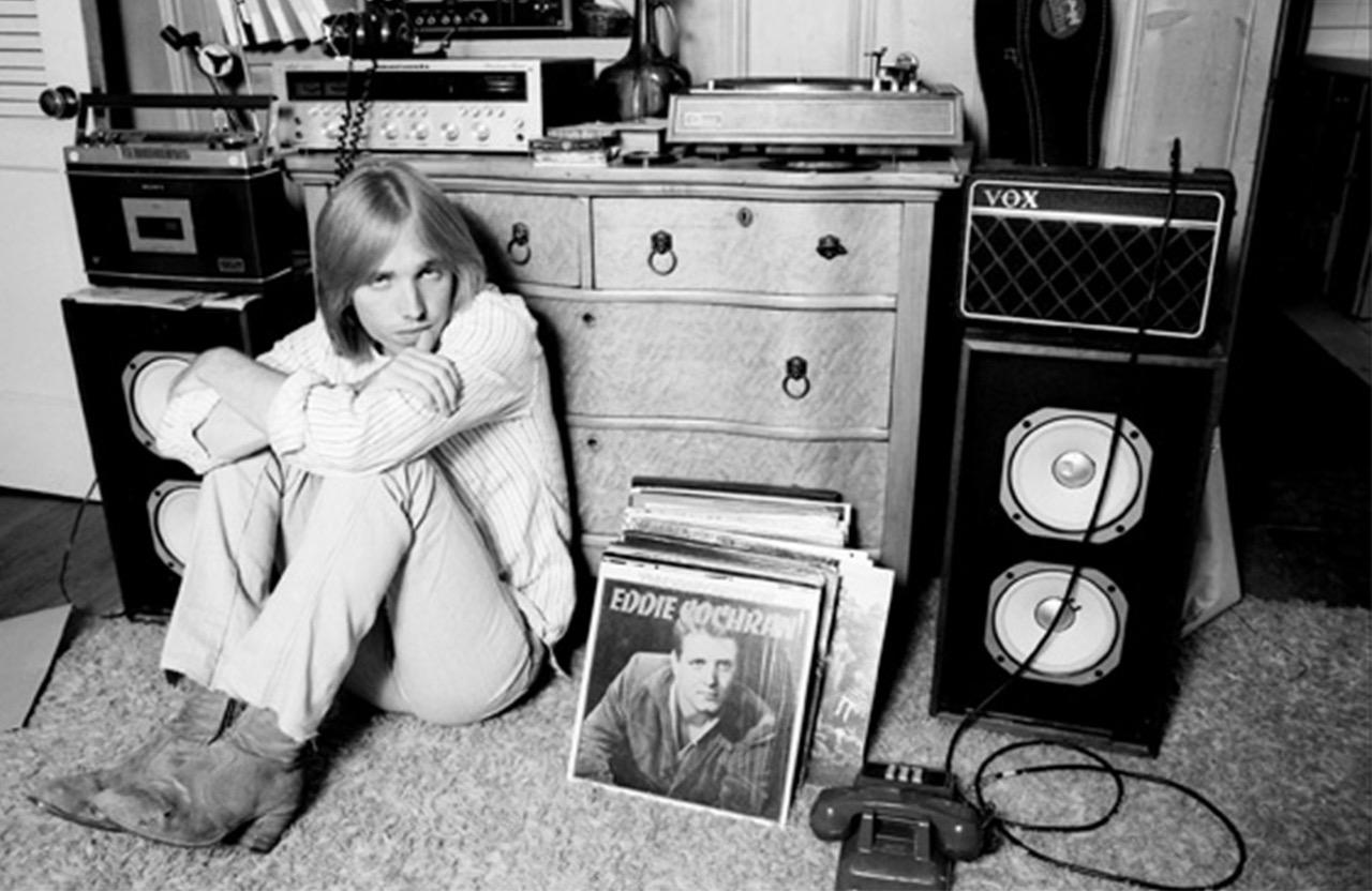 Tom Petty in seinem Haus in Encino, Kalifornien, 1977, aufgenommen vom Fotografen Neil Zlozower

Signierter 16x20" Druck

Direkt vom Fotografen bezogen, frisch gedruckt.