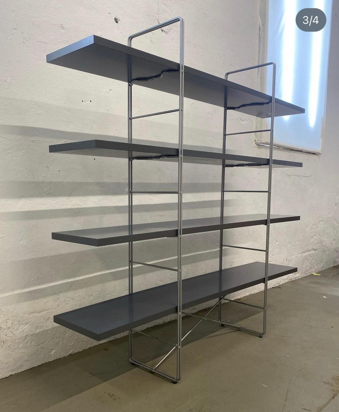 Conçu en 1985 par Niels Gammelgaard pour Ikea, le guide self Enerti comporte 4 étagères sur un système d'échelle en acier.
L'étagère est dans un état vintage merveilleux et est l'étagère parfaite pour n'importe quel espace. 