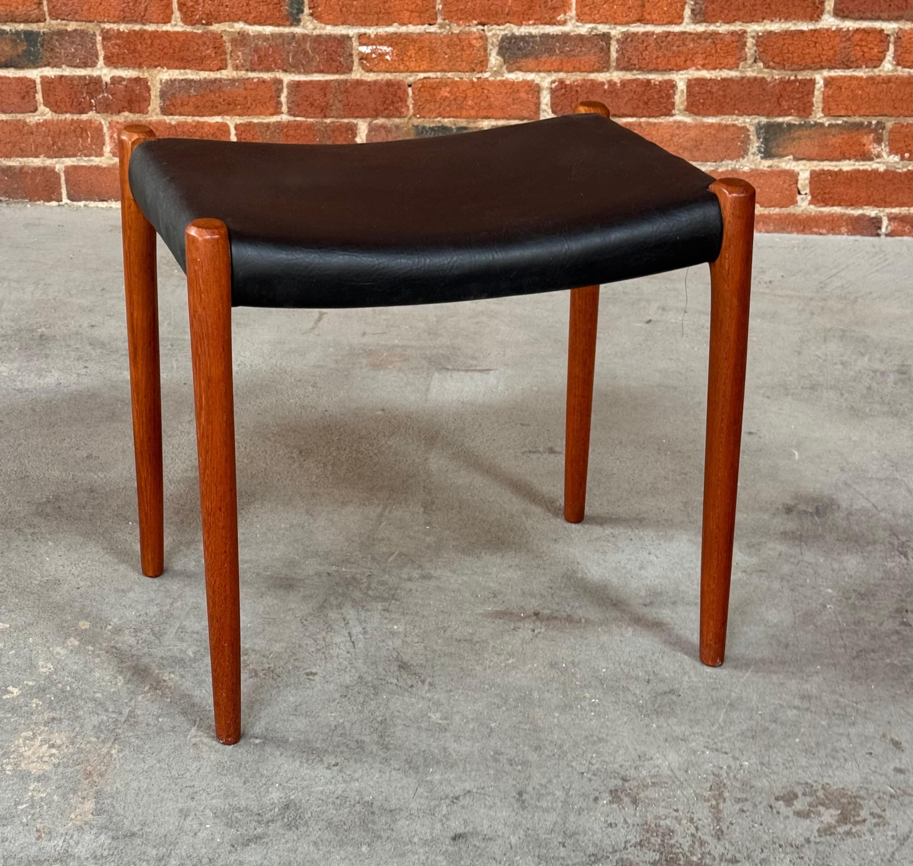 Scandinave moderne Neils Moller 80A Tabouret / Ottoman Teck & Cuir Design danois en vente