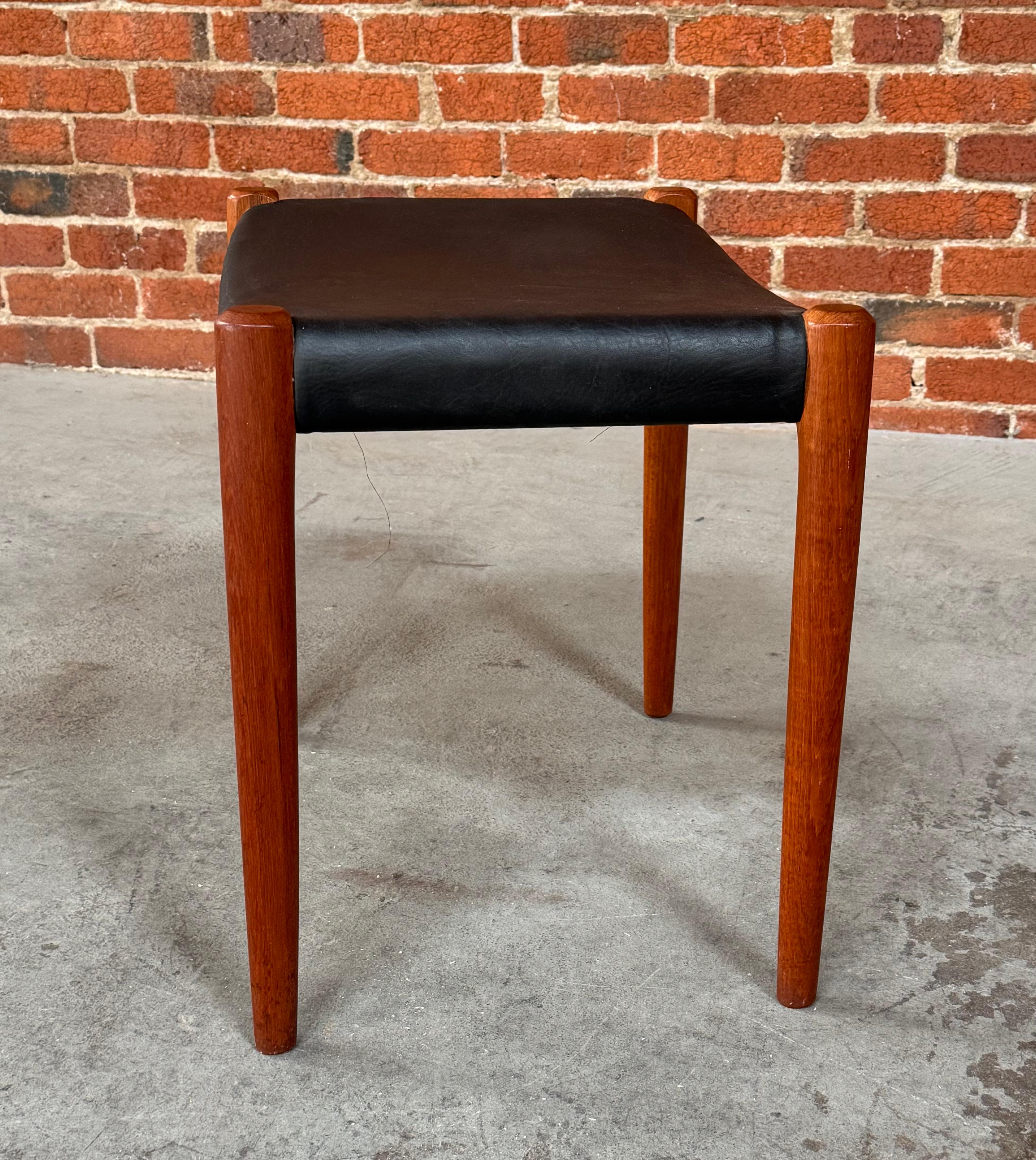 Danois Neils Moller 80A Tabouret / Ottoman Teck & Cuir Design danois en vente