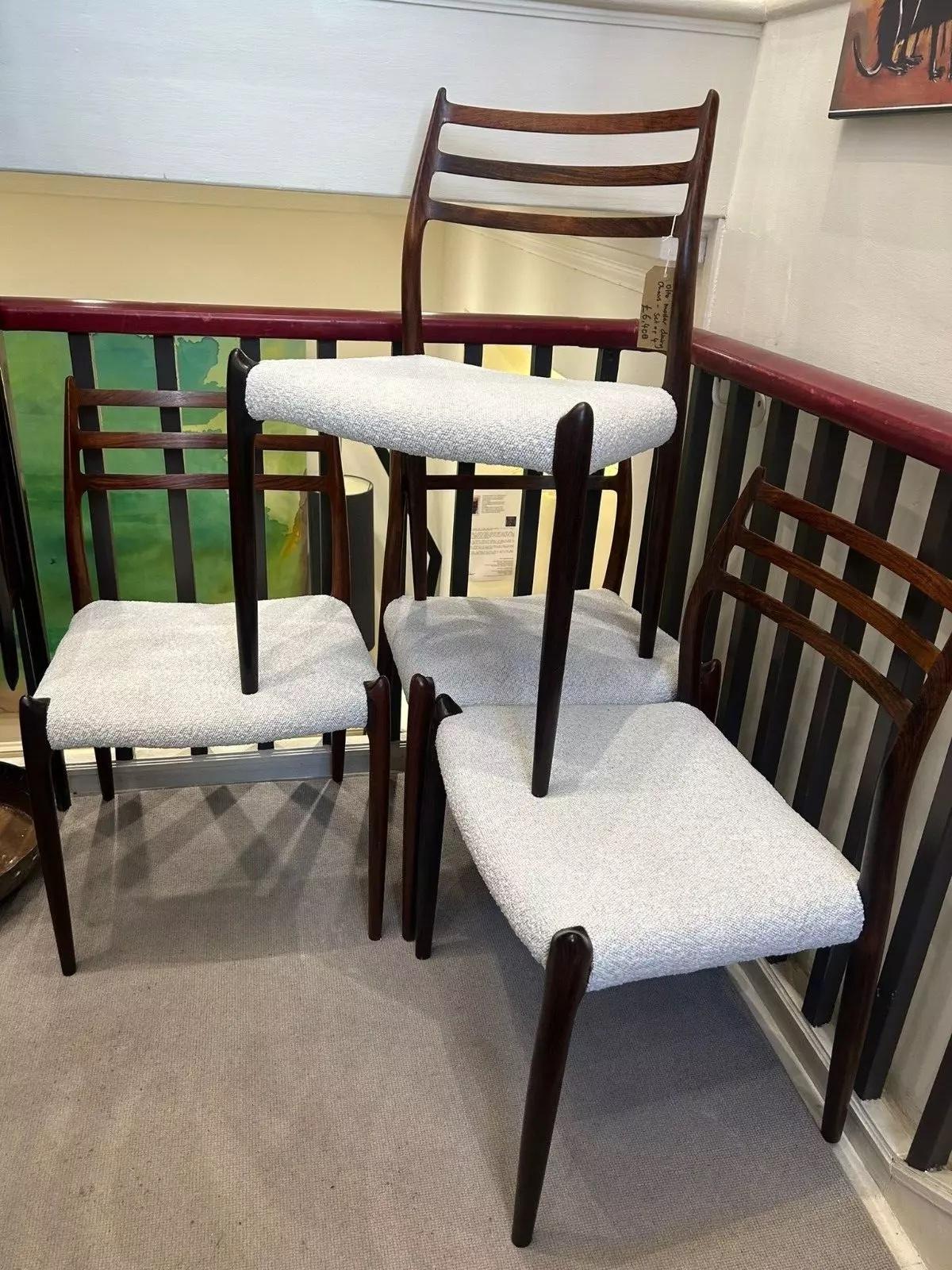 Mid-Century moderno Neils Otto Moller Set di 4 sedie da pranzo in legno di palissandro, appena rivestite in bouclé in vendita
