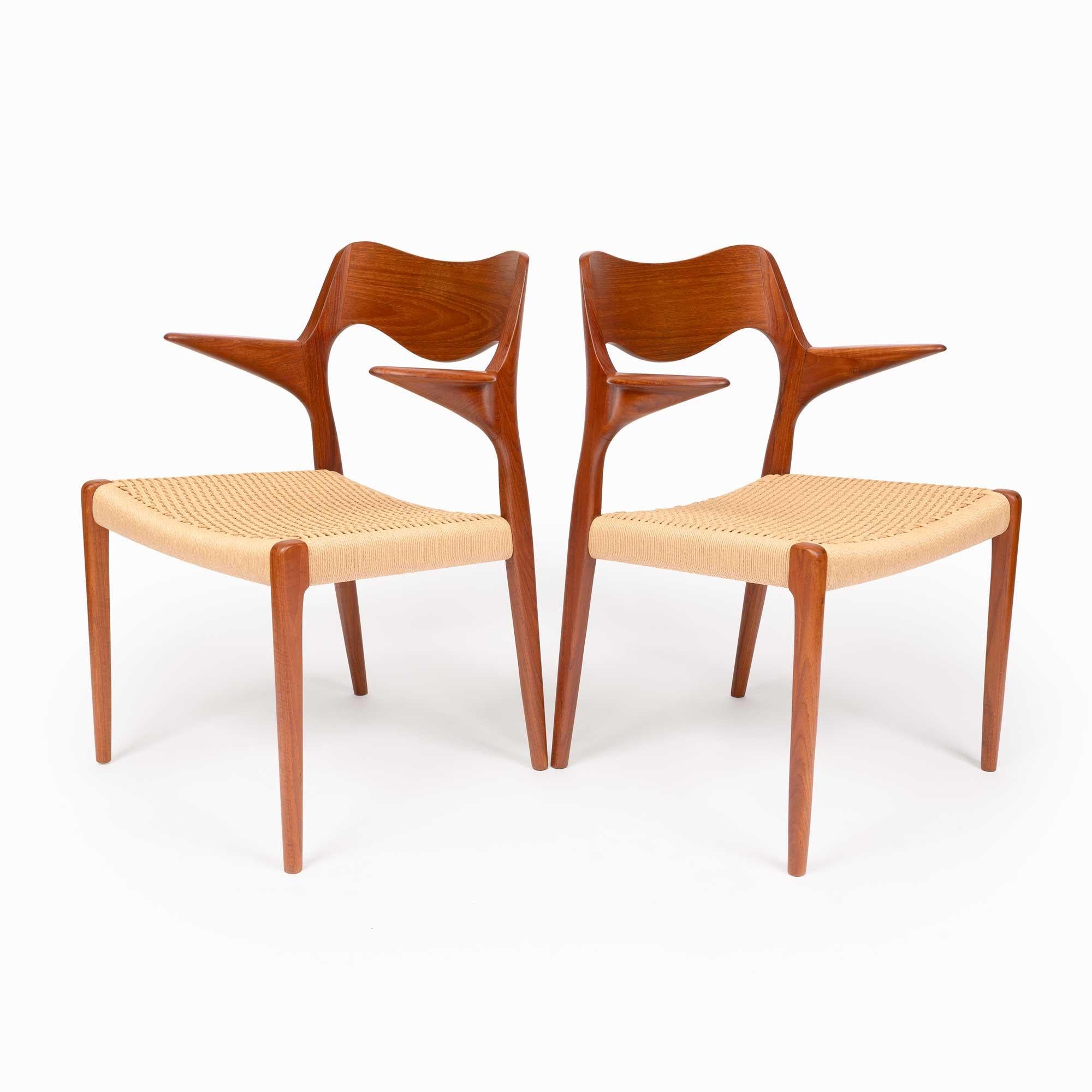The Niels Otto Møller Model 55 dining chair, designed in 1951, is a Danish modern classic. Crafted from solid teak with a gracefully curved backrest, it offers both elegance and comfort. The seat is handwoven from durable natural paper cord,