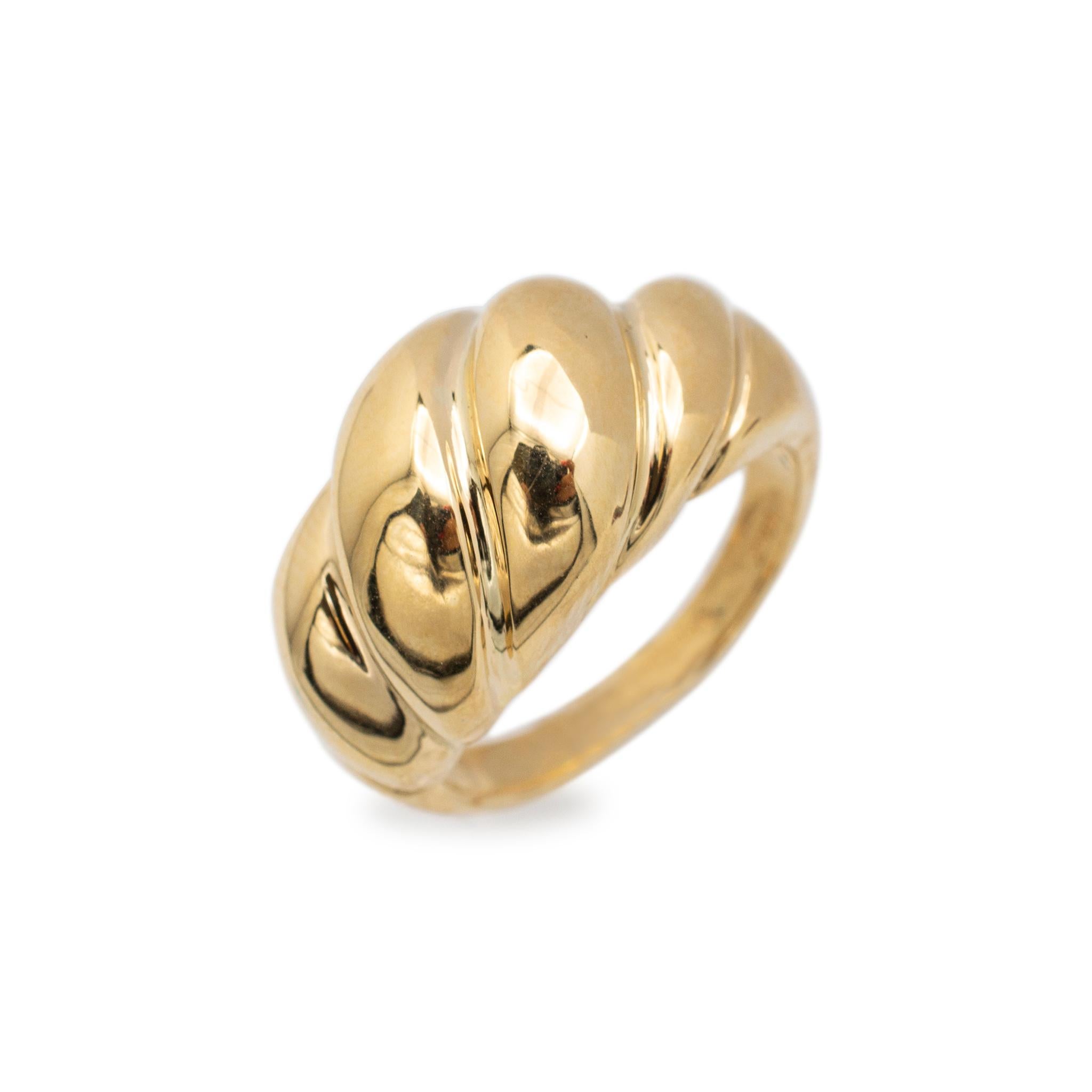 Marke: Neiman Marcus

Geschlecht: Damen

Metall Typ: 18K Gelbgold

Größe: 7

Maximale Schaftbreite: 12,60 mm, verjüngt auf 2,50 mm

Gewicht: 9,10 Gramm

Ring aus 18 Karat Gelbgold mit konisch zulaufendem, bequem sitzendem Schaft. Graviert mit 