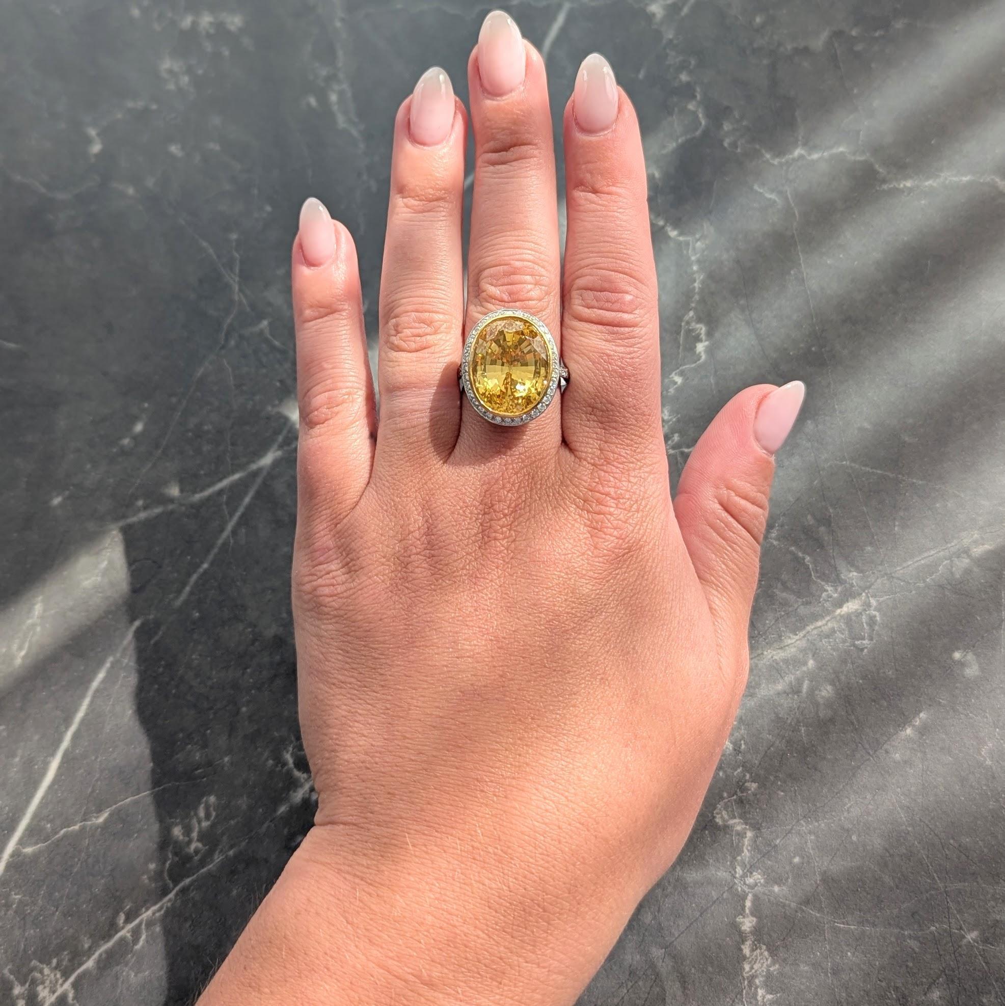 En el centro un zafiro mixto de talla ovalada con un peso total aproximado de 25,49 quilates - de color amarillo medio transparente
De origen natural de Ceilán (Sri Lanka) y sin indicios de tratamiento térmico
Bisel engastado en oro amarillo con un