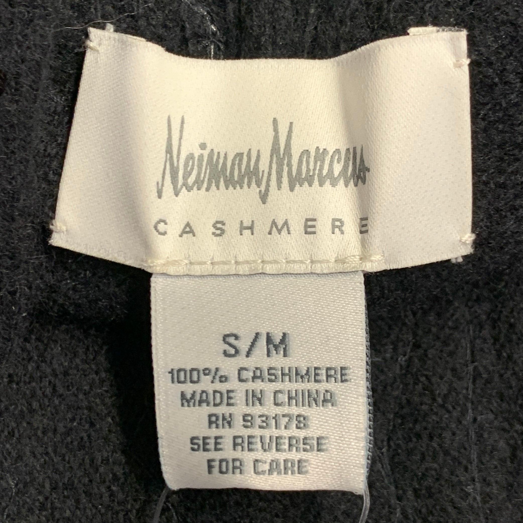 NEIMAN MARCUS Écharpe en tricot de cachemire à paillettes noires Châle en vente 2