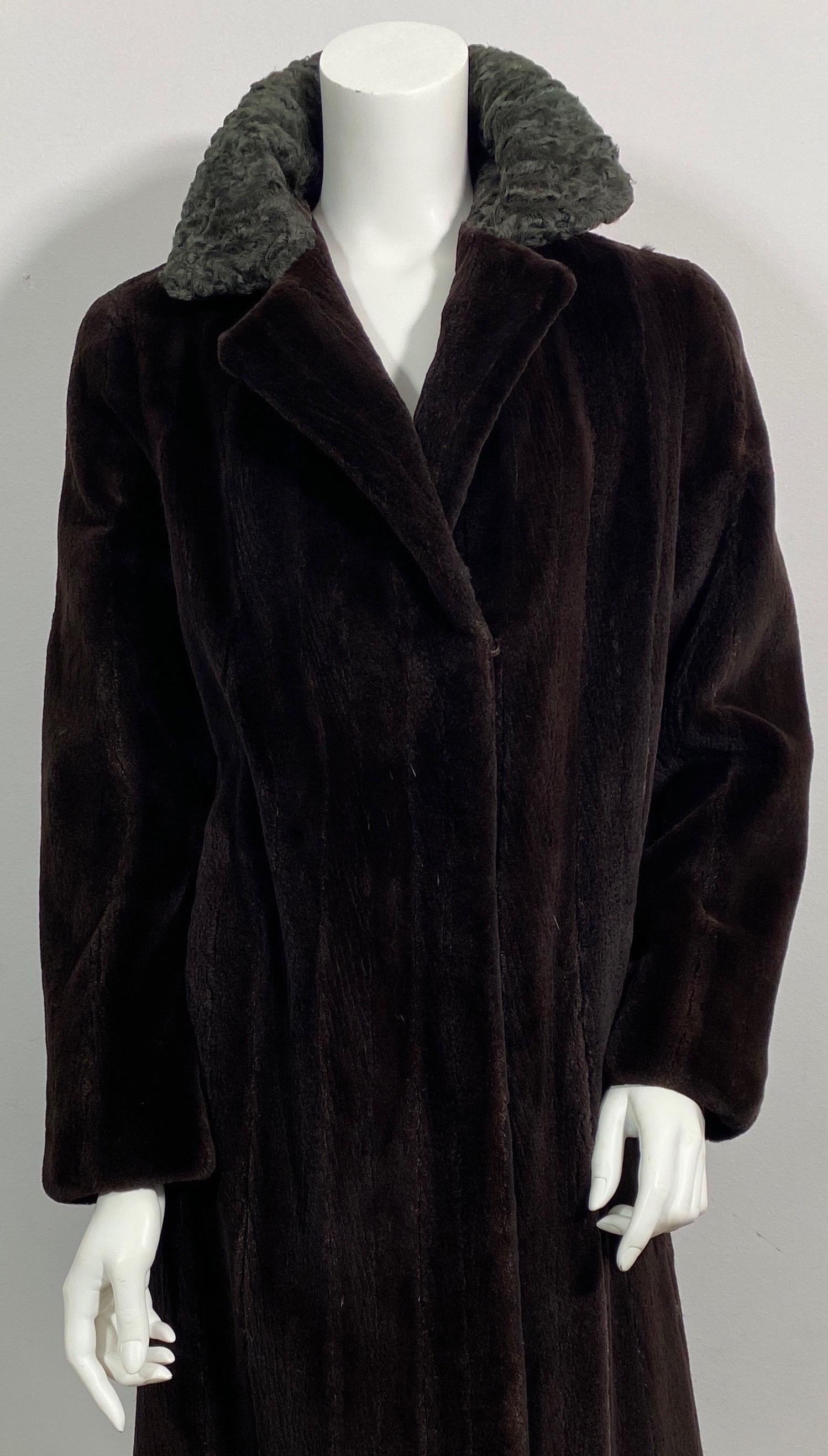 Neiman Marcus Chocolate Brown Sheared Beaver Coat - Size Medium In Excellent Condition For Sale In West Palm Beach, FL