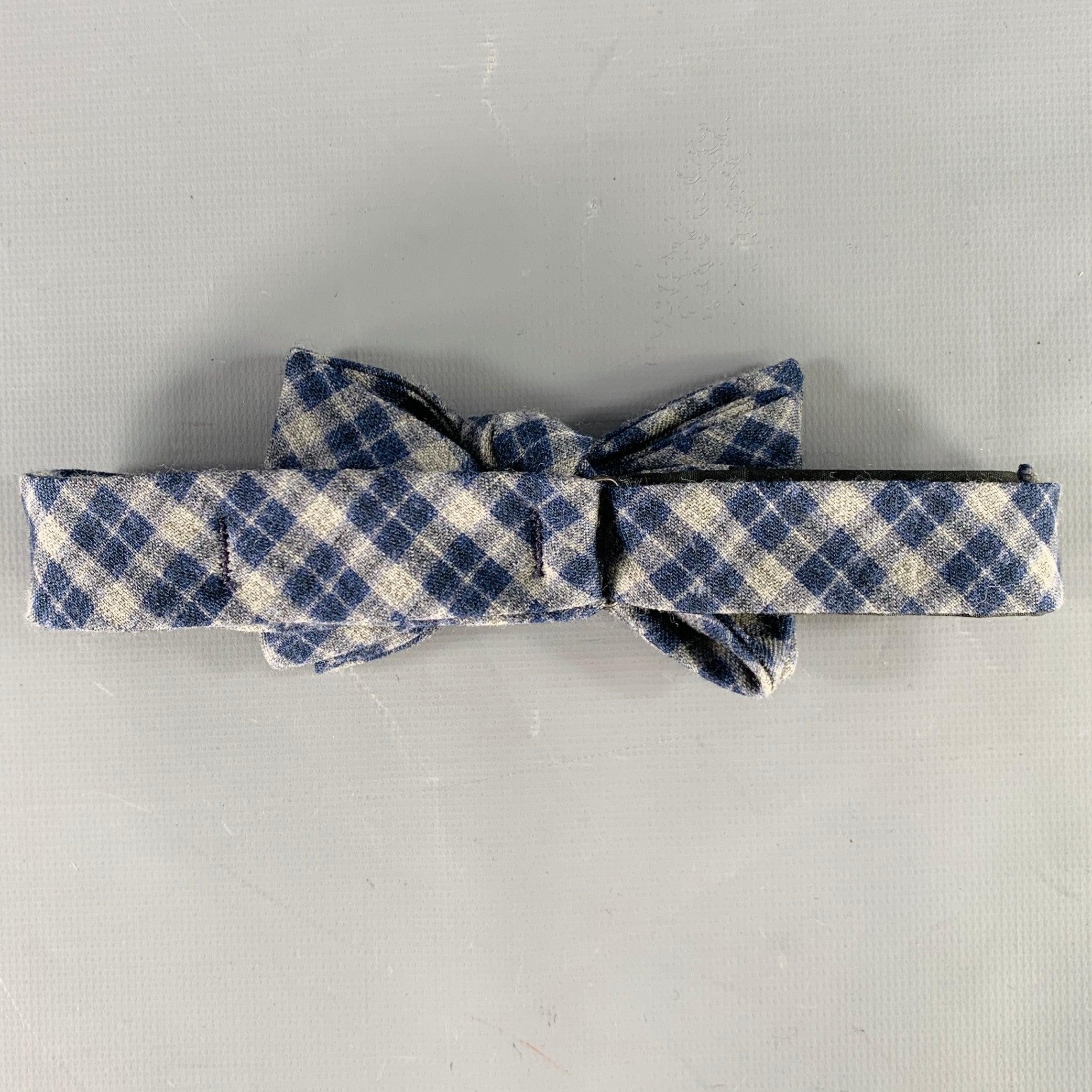 NEIMAN MARCUS bowtie
in a grey and navy wool silk featuring a plaid pattern, pre-tied style, and adjustable fit. Made in USA.Very Good Pre-Owned Condition.Width: 2.25 inches 
  
  
 
Sui Generis Reference: 136445
Category: Bow Tie
More Details
   