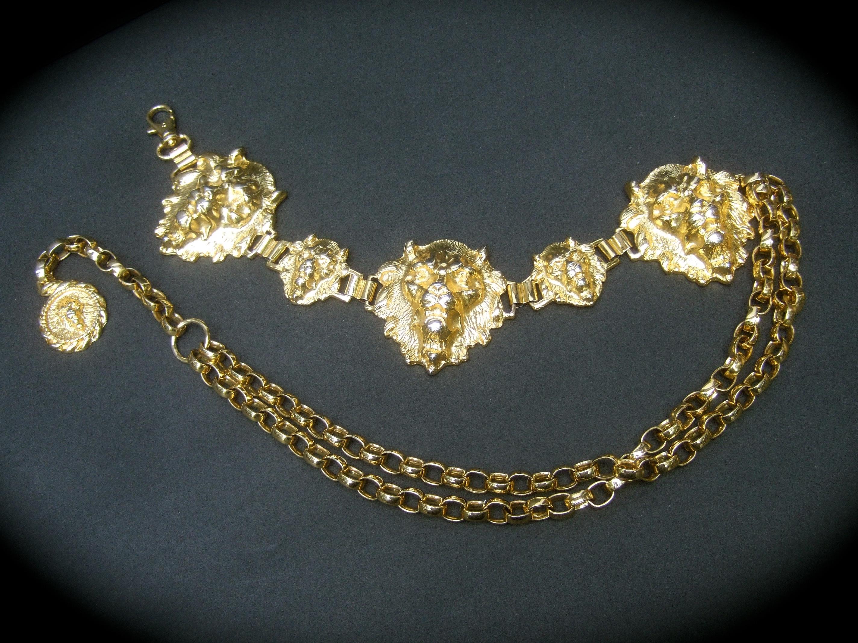 Neiman Marcus Italienische vergoldete Metall Löwe Medaillon Link Gürtel c 1980er Jahre
Die opulente Gürtel ist mit drei großen vergoldeten Metall Löwe Gesicht
Medaillons geschmückt; neben zwei kleineren Löwengesichter 

Dangling von einem Ende sind