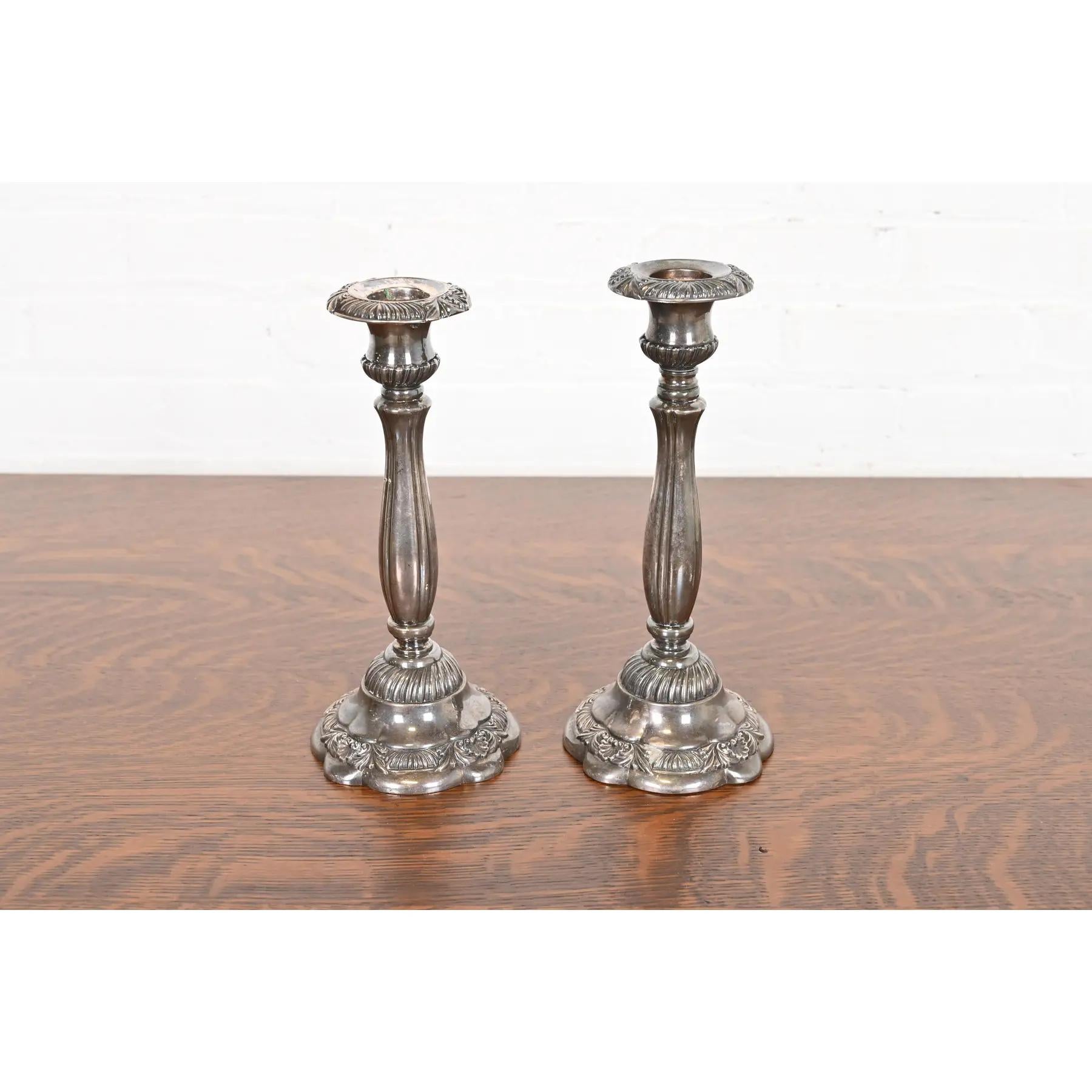 Una splendida coppia di candelabri d'argento vintage

Alla maniera di Tiffany & Co.

Da Neiman Marcus

Italia, circa anni '60

Misure:
Candeliere 1: 4,75 