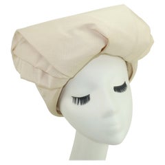 Sombrero de seda marfil estilo turbante de Neiman Marcus, C.1960