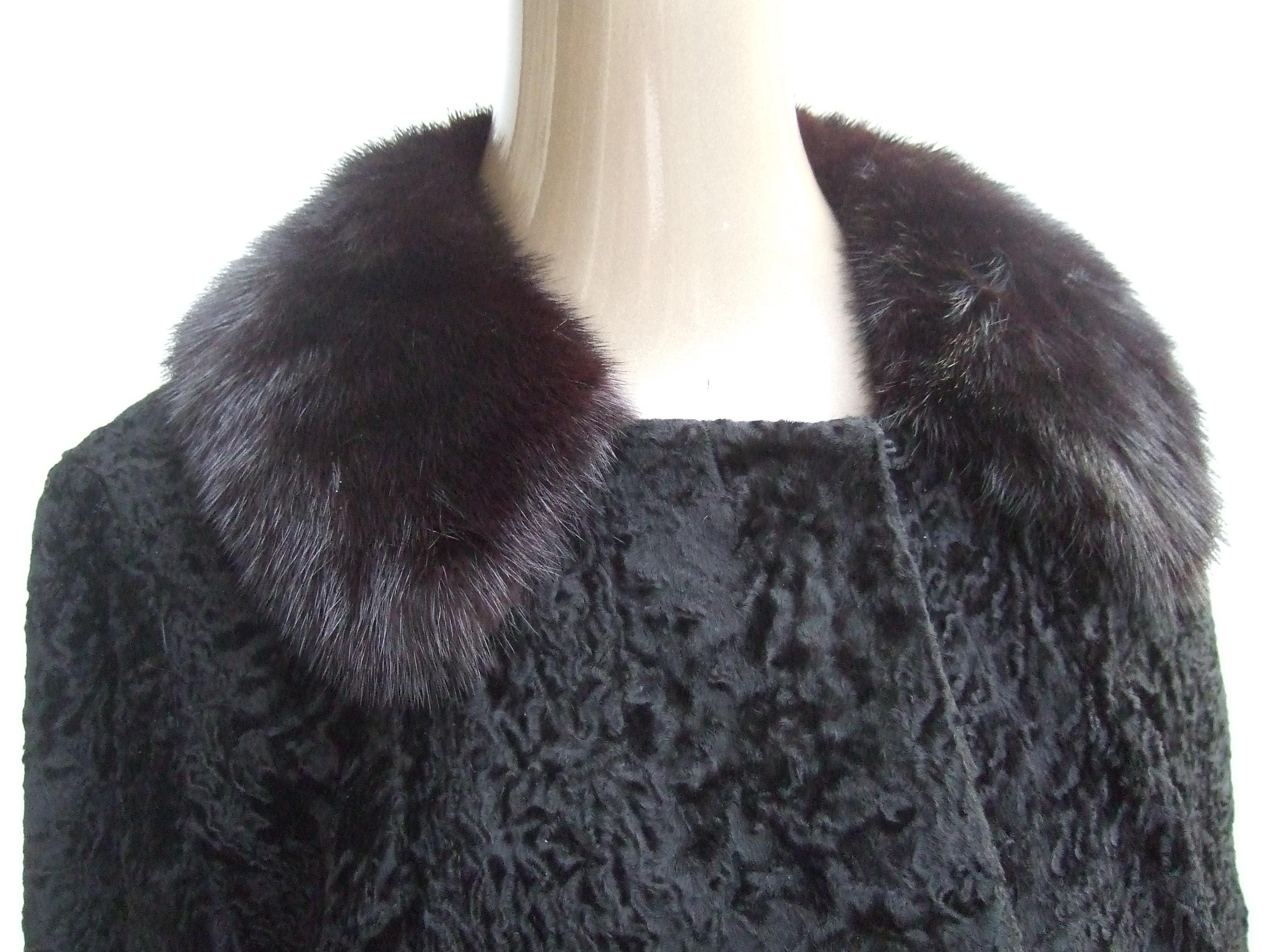 NEIMAN-MARCUS- Lussuosa giacca a coda larga nera con colletto in visone, 1960 ca. in vendita 5