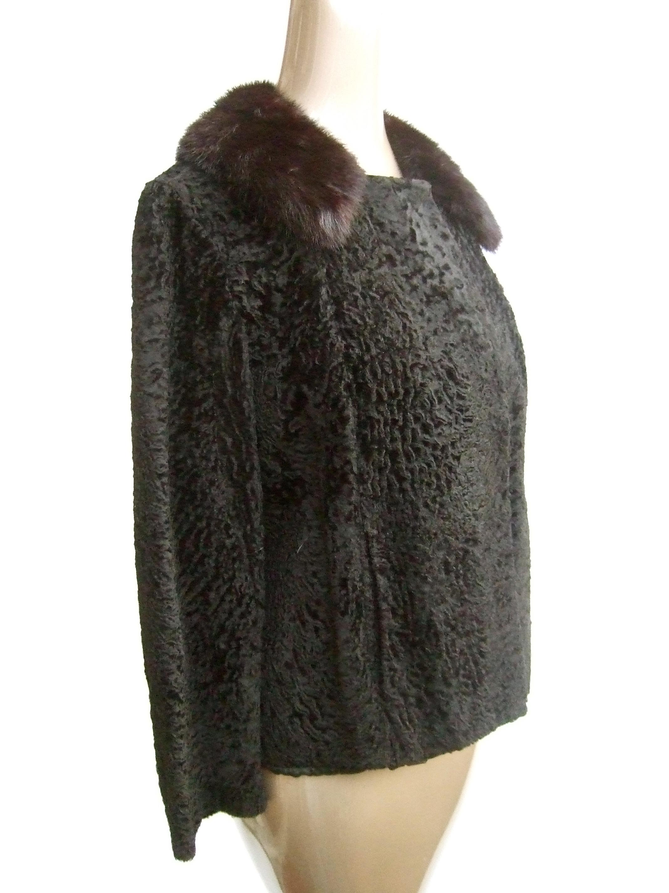 NEIMAN-MARCUS- Lussuosa giacca a coda larga nera con colletto in visone, 1960 ca. in vendita 6