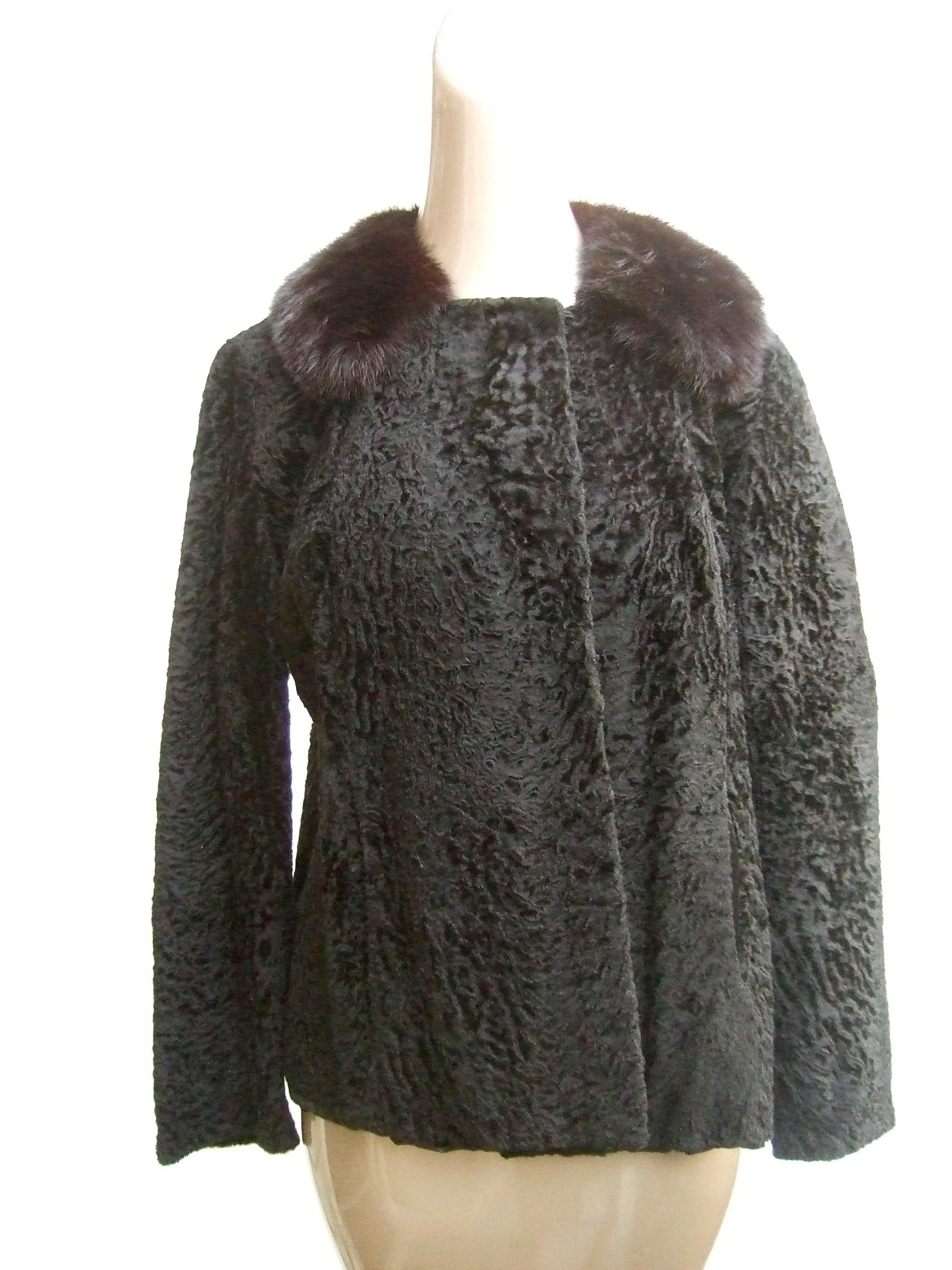 NEIMAN-MARCUS- Lussuosa giacca a coda larga nera con colletto in visone, 1960 ca. in vendita 7
