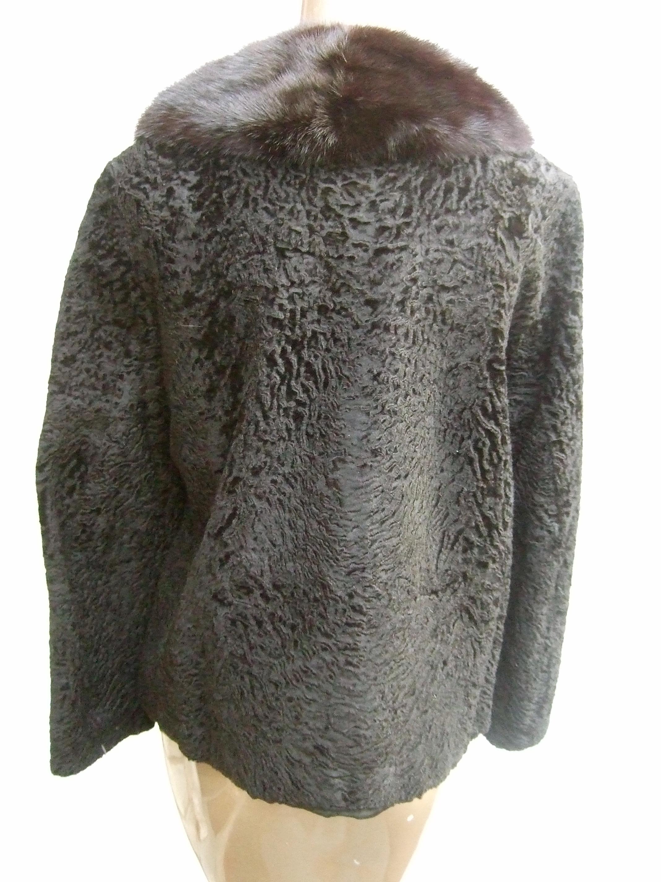 NEIMAN-MARCUS- Lussuosa giacca a coda larga nera con colletto in visone, 1960 ca. in vendita 8