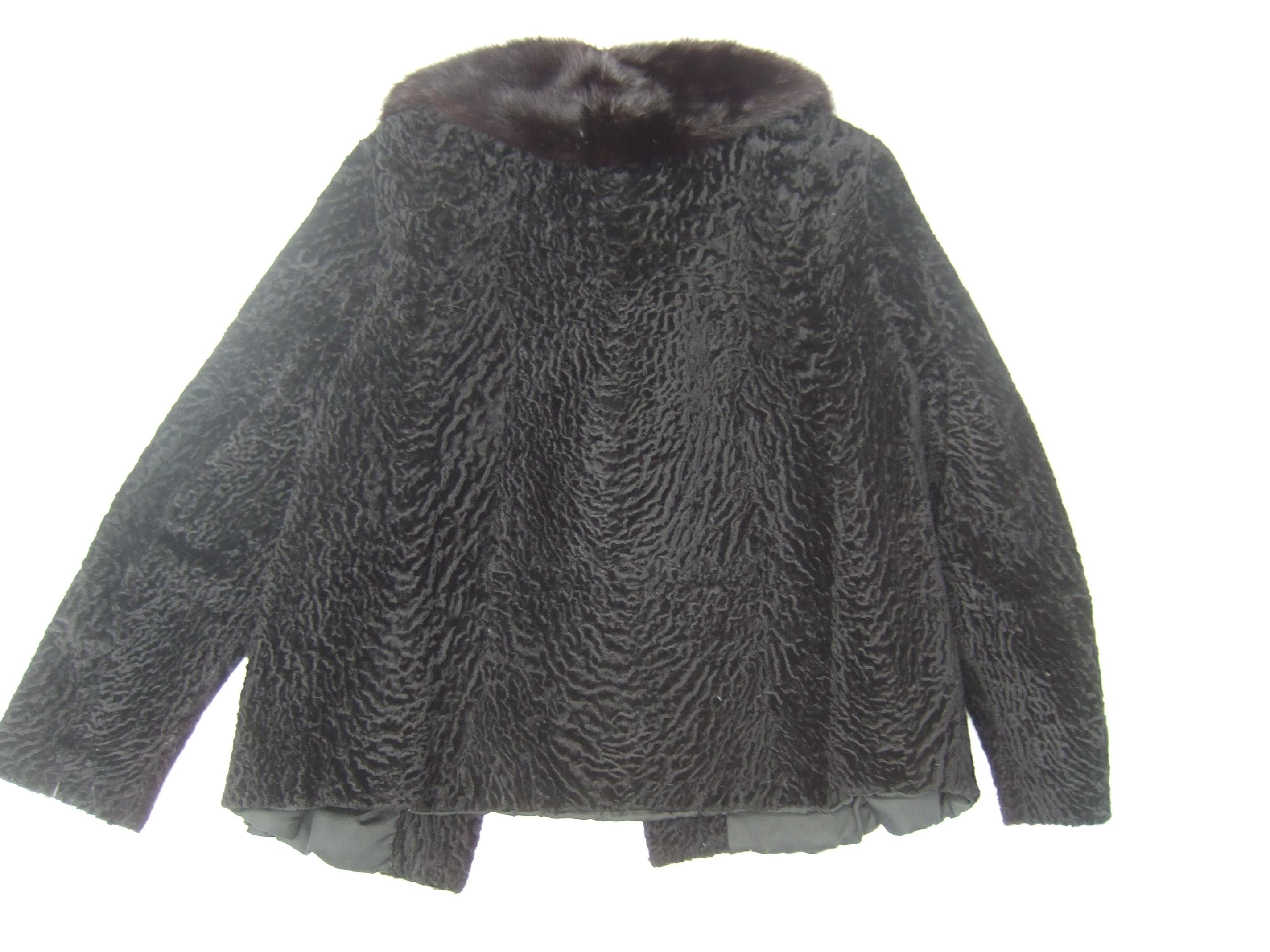 NEIMAN-MARCUS- Lussuosa giacca a coda larga nera con colletto in visone, 1960 ca. in vendita 9