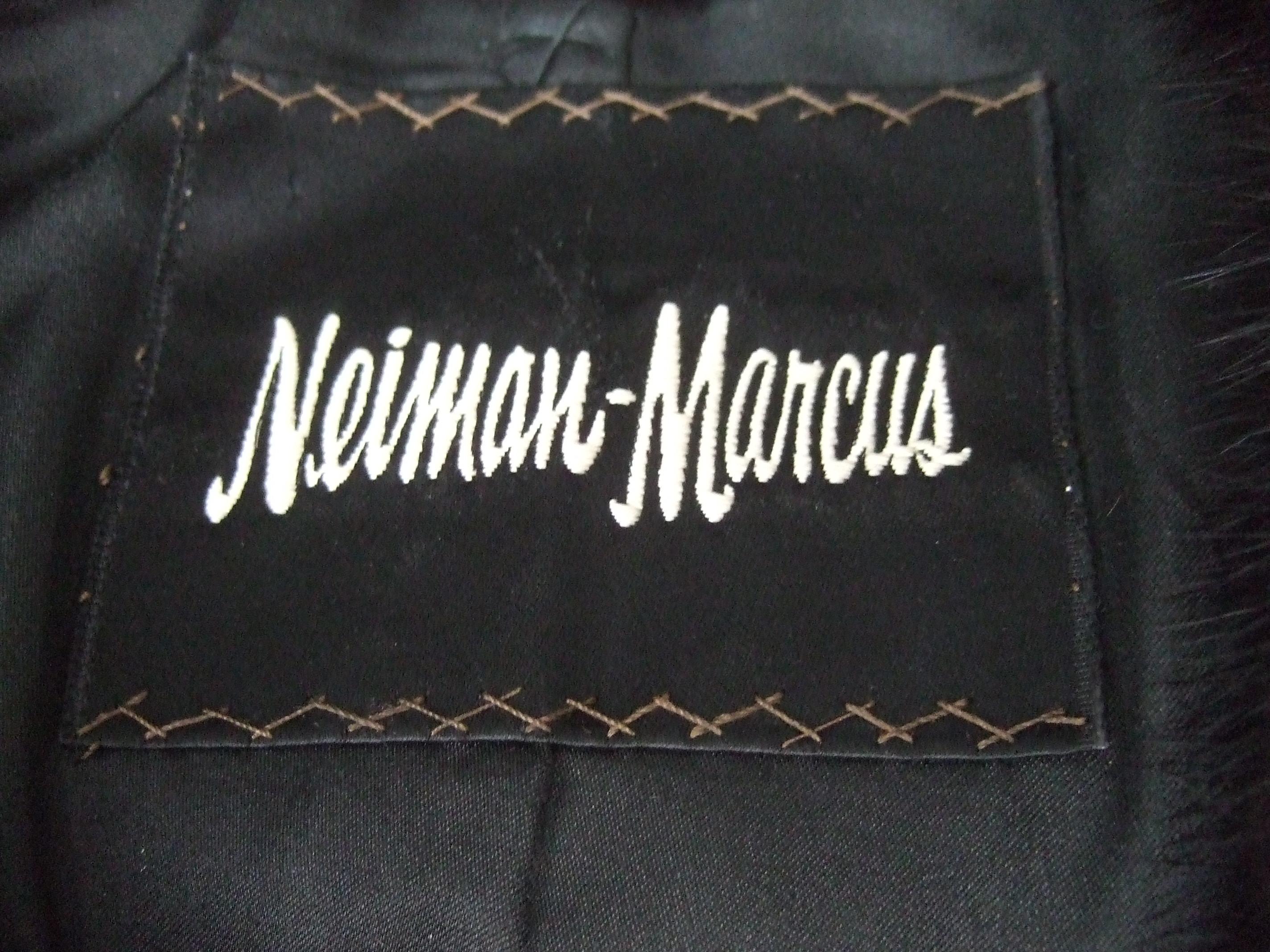 NEIMAN-MARCUS- Lussuosa giacca a coda larga nera con colletto in visone, 1960 ca. in vendita 11