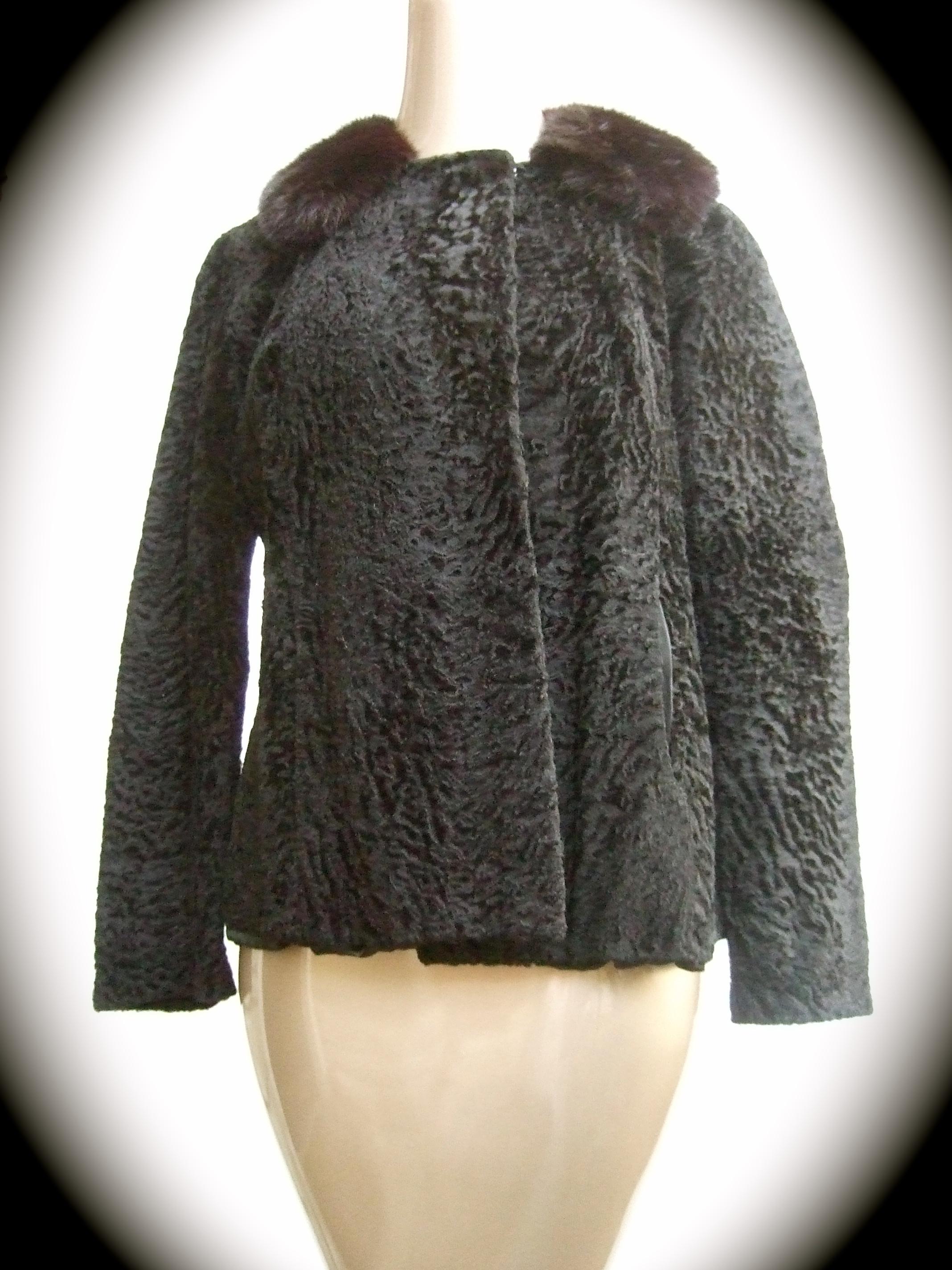 Neiman Marcus Lussuosa giacca a coda larga nera con collo in visone tosato, anni '60, C.C. 
L'elegante giacca retrò è realizzata con una leggera pelliccia di coda larga tosata. 
Accentuato da un colletto in pelliccia di visone marrone.

Presenta un