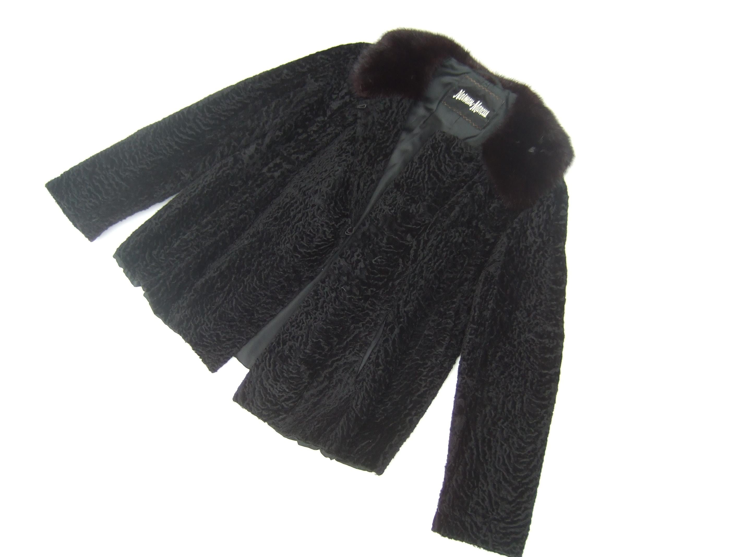 NEIMAN-MARCUS- Lussuosa giacca a coda larga nera con colletto in visone, 1960 ca. In condizioni buone in vendita a University City, MO