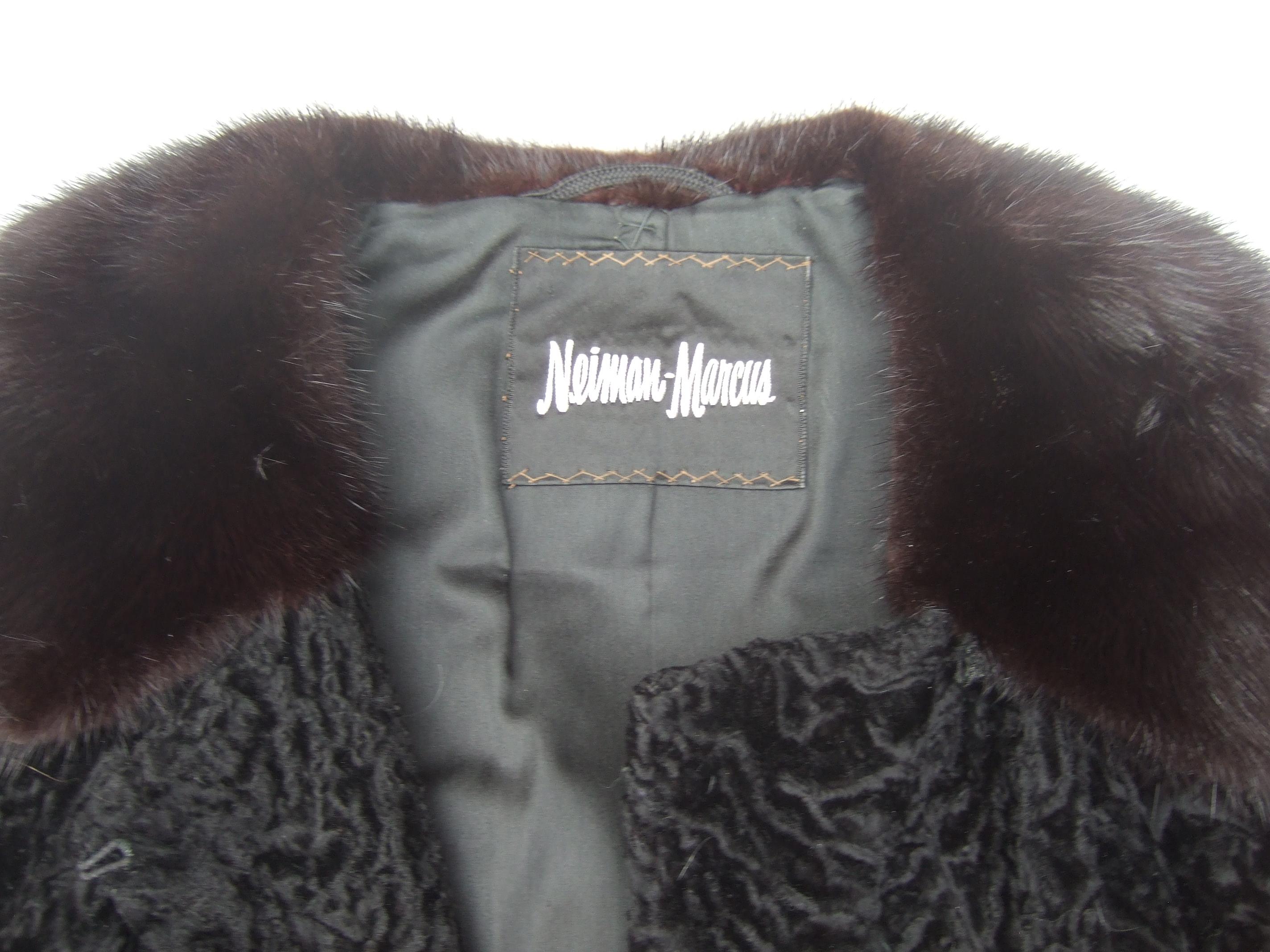 Donna NEIMAN-MARCUS- Lussuosa giacca a coda larga nera con colletto in visone, 1960 ca. in vendita