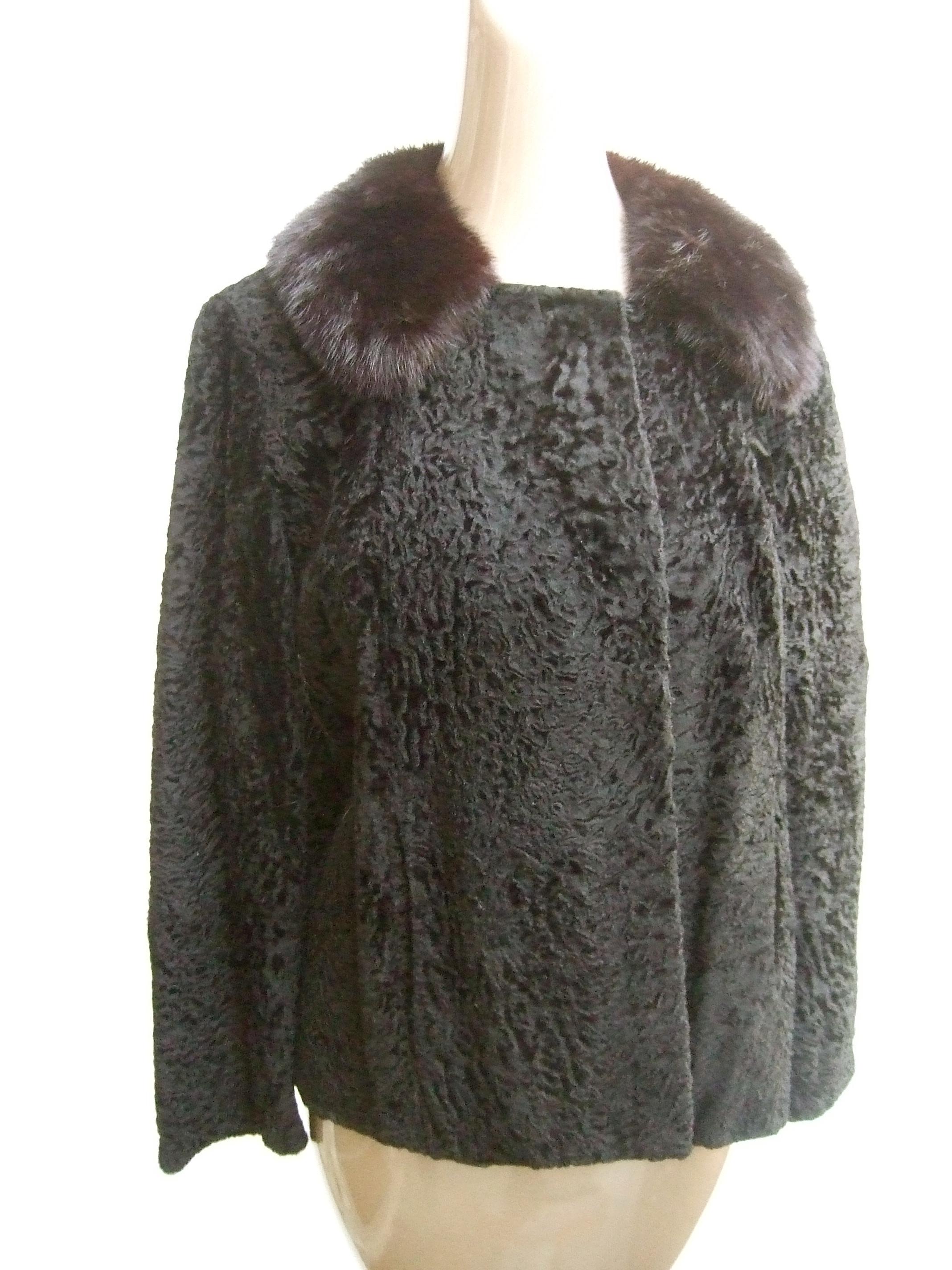 NEIMAN-MARCUS- Lussuosa giacca a coda larga nera con colletto in visone, 1960 ca. in vendita 1
