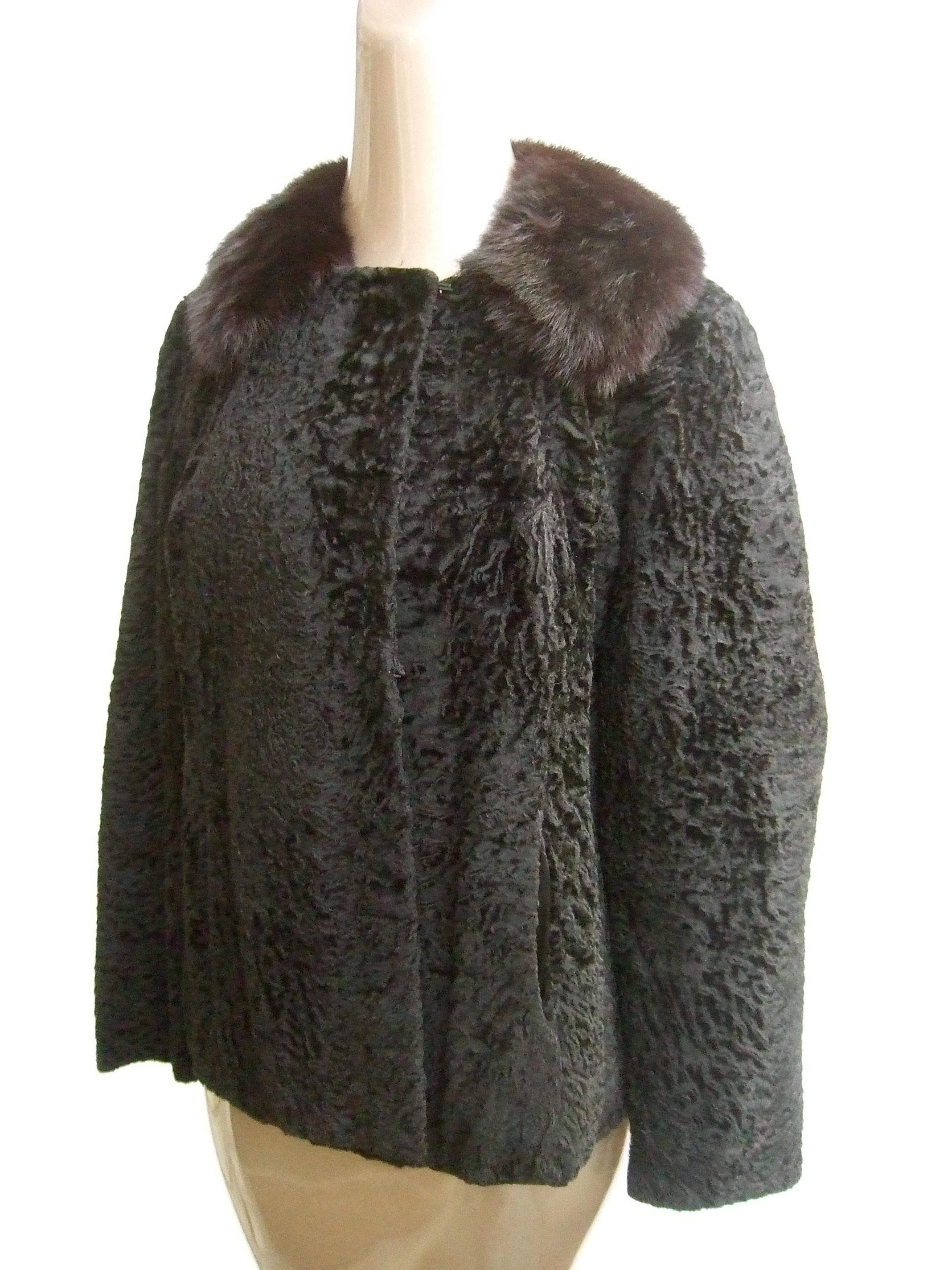 NEIMAN-MARCUS- Lussuosa giacca a coda larga nera con colletto in visone, 1960 ca. in vendita 2