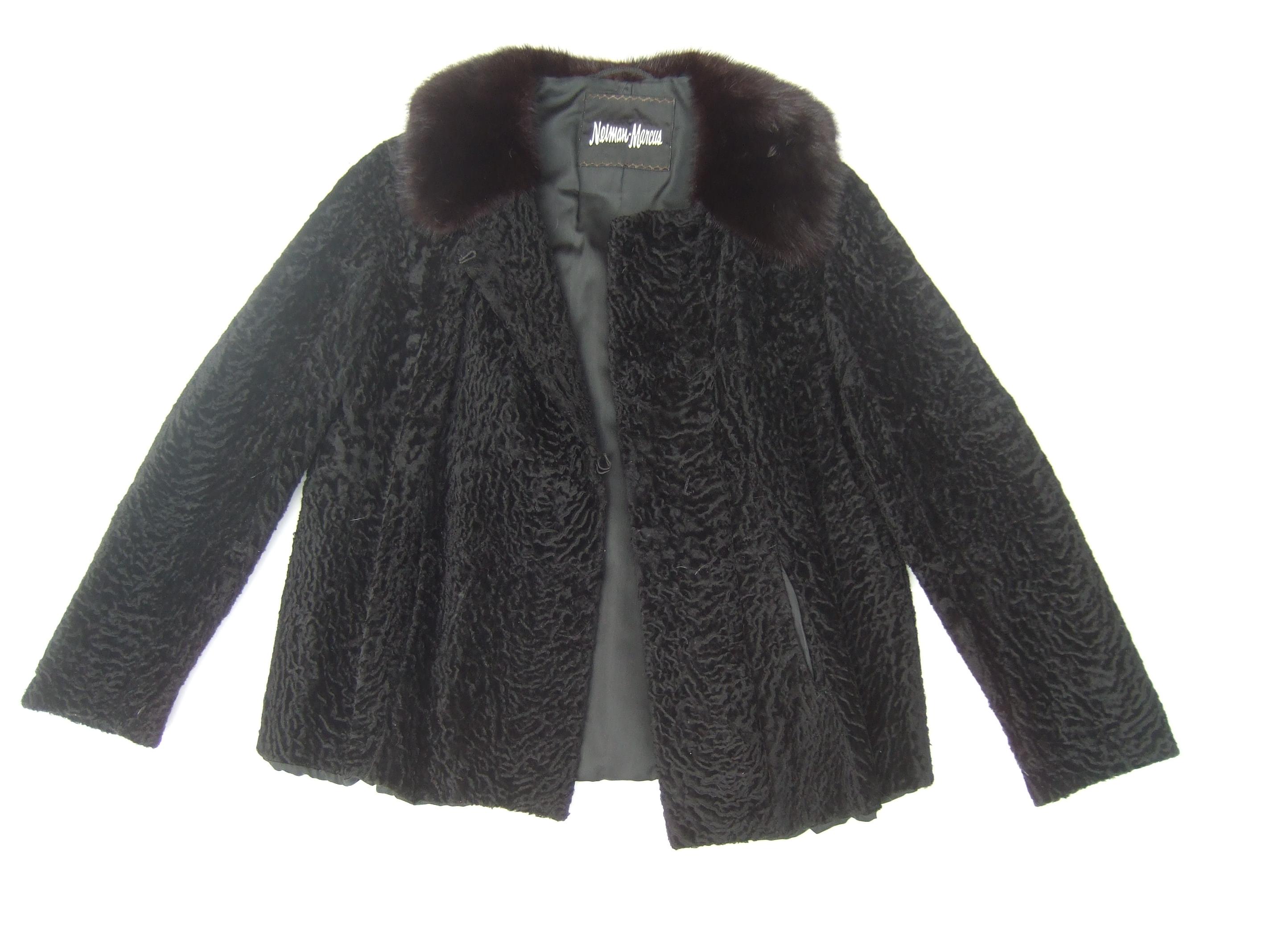 NEIMAN-MARCUS- Lussuosa giacca a coda larga nera con colletto in visone, 1960 ca. in vendita 4