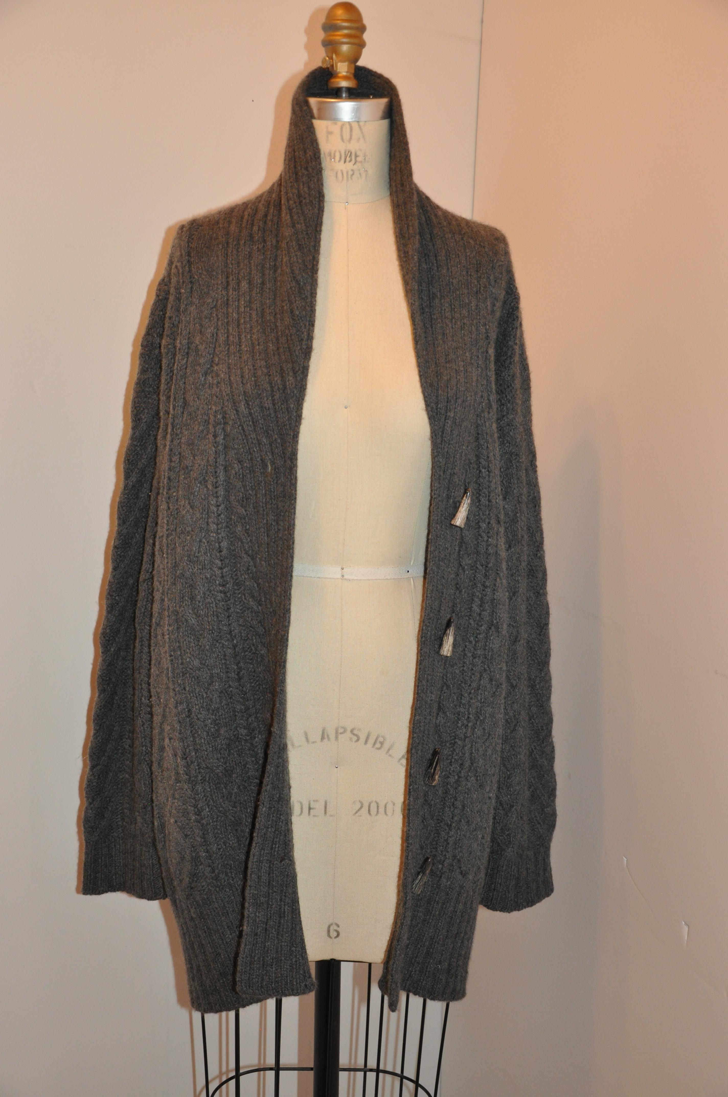 Neiman Marcus - Pull en cachemire gris anthracite à 2 plis avec boutons « Horse » pour homme en vente 6