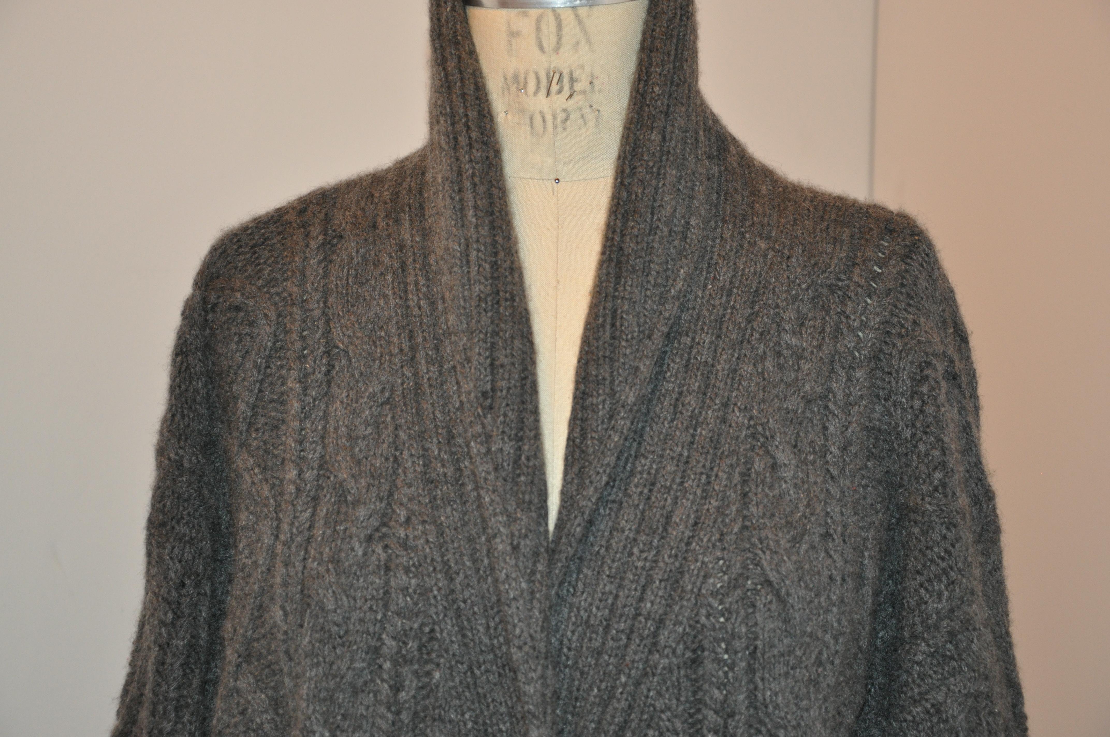 Noir Neiman Marcus - Pull en cachemire gris anthracite à 2 plis avec boutons « Horse » pour homme en vente