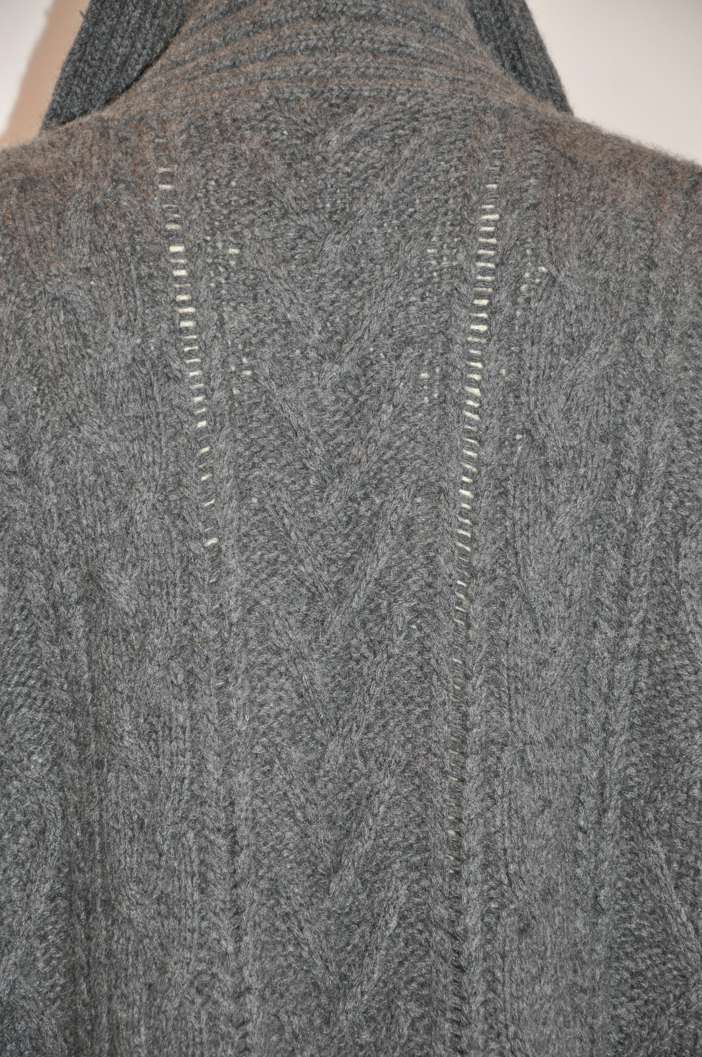 Neiman Marcus - Pull en cachemire gris anthracite à 2 plis avec boutons « Horse » pour homme Unisexe en vente