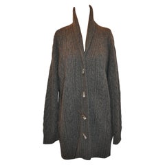 Neiman Marcus Herren Plüsch 2-Ply Anthrazit-grauer Kaschmirpullover mit „Horn“-Knöpfen