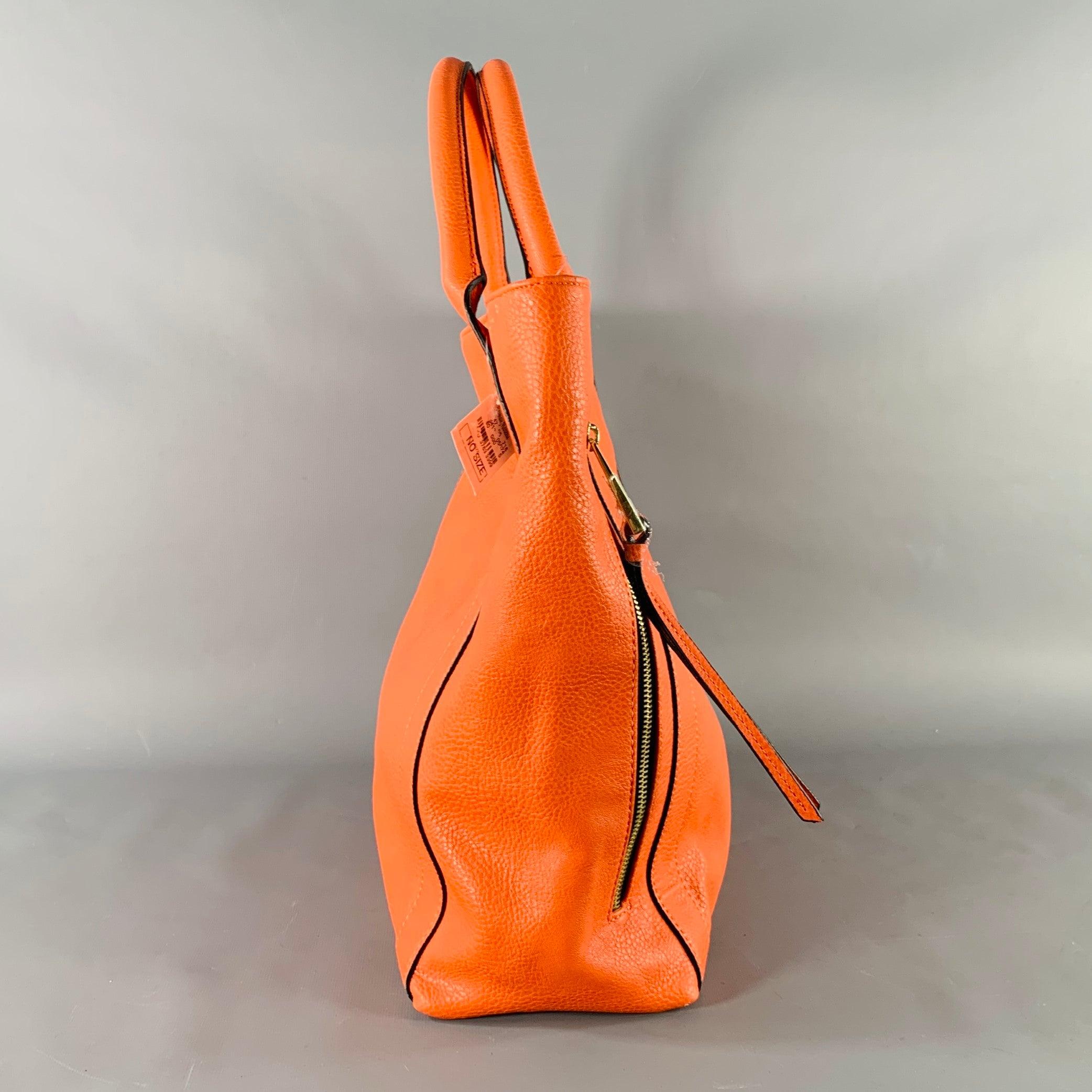 Fourre-tout NEIMAN MARCUS
en similicuir grain de sable orange, avec des poches zippées en métal doré, des poignées roulées et une fermeture aimantée.Excellent état d'occasion avec étiquettes. 

Mesures : 
  Longueur : 13.75 pouces Largeur : 4.75