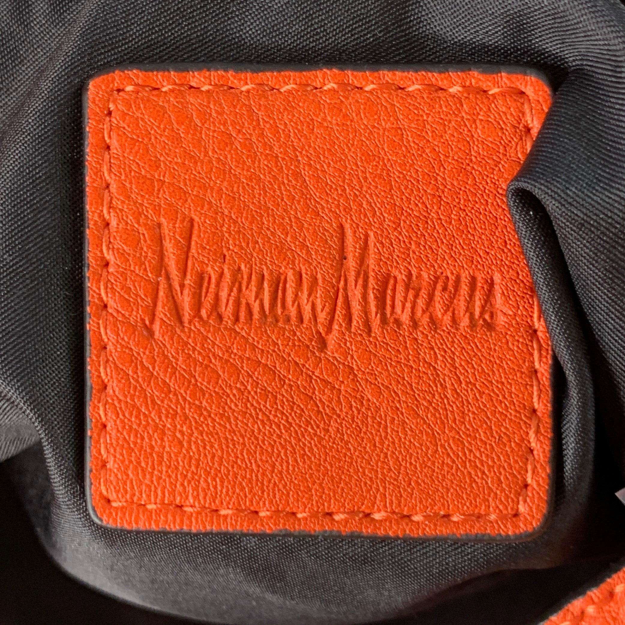 Neiman Marcus Sac fourre-tout en simili-cuir orange et or en vente 1