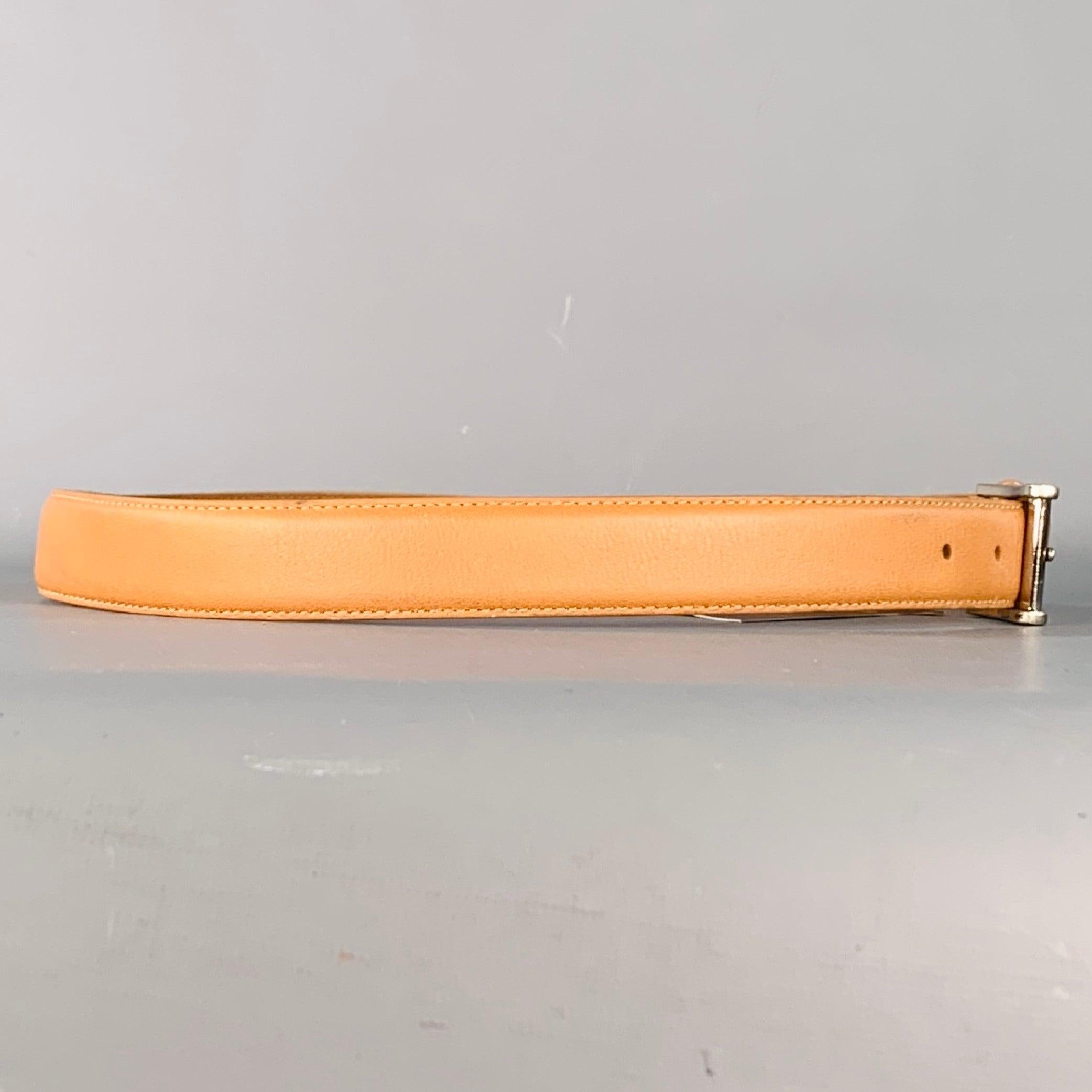 NEIMAN MARCUS
Cinturón de piel de color camel con hebilla metálica plateada. Signos moderados de desgaste, tal cual. 

Marcado:   32Longitud: 38 pulgadas Anchura: 1 pulgada Se adapta: 30 pulgadas  - 34 pulgadas Hebilla: 1,75 pulgadas 
  
  
