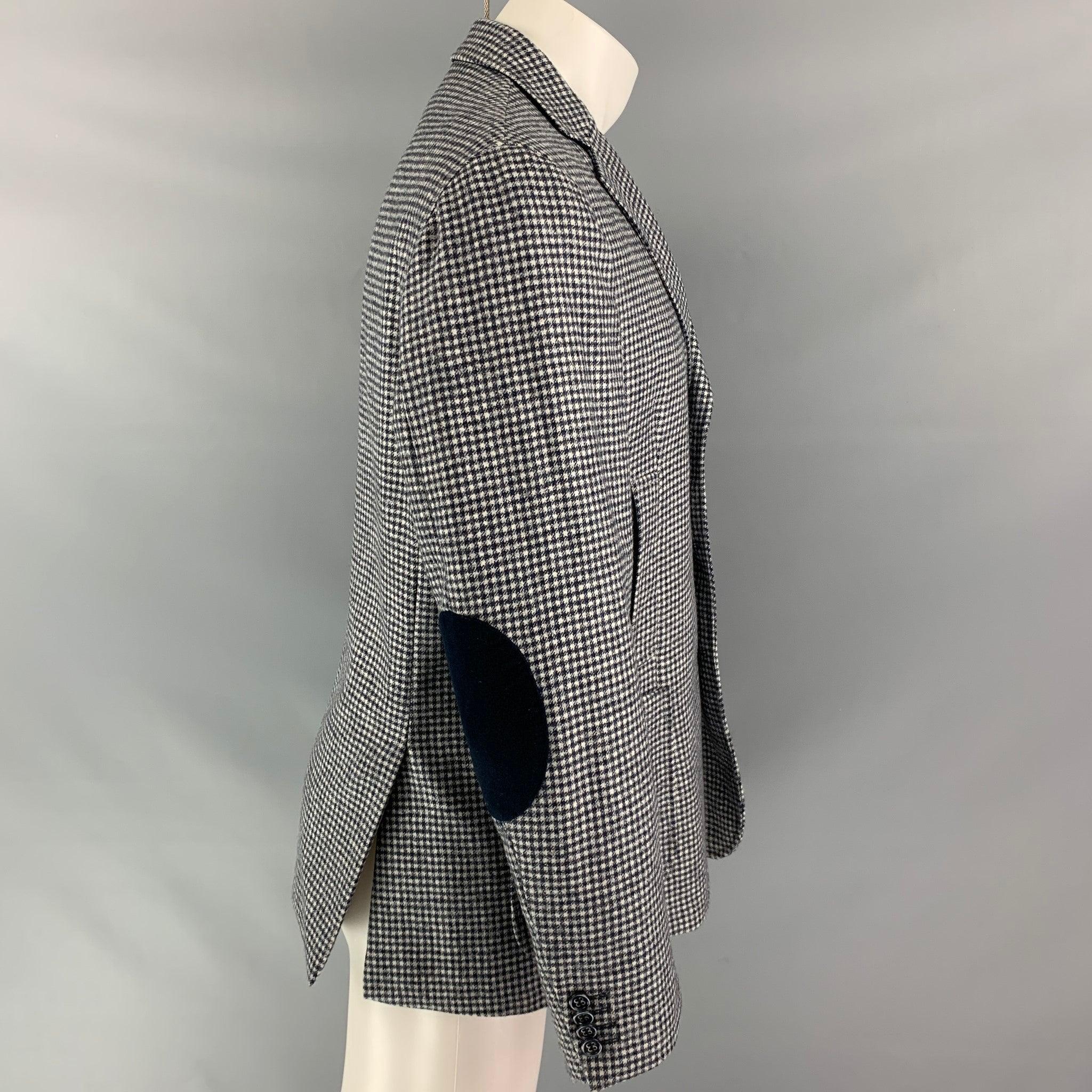 NEIMAN MARCUS sport coat comes in a black and white houndstooth wool, fully lined featuring three button closure, two patch pockets and notch lapel.
 Made in Italy. Excellent Pre-Owned Condition.  

Marked:   50 

Measurements: 
 
Shoulder:
17.5