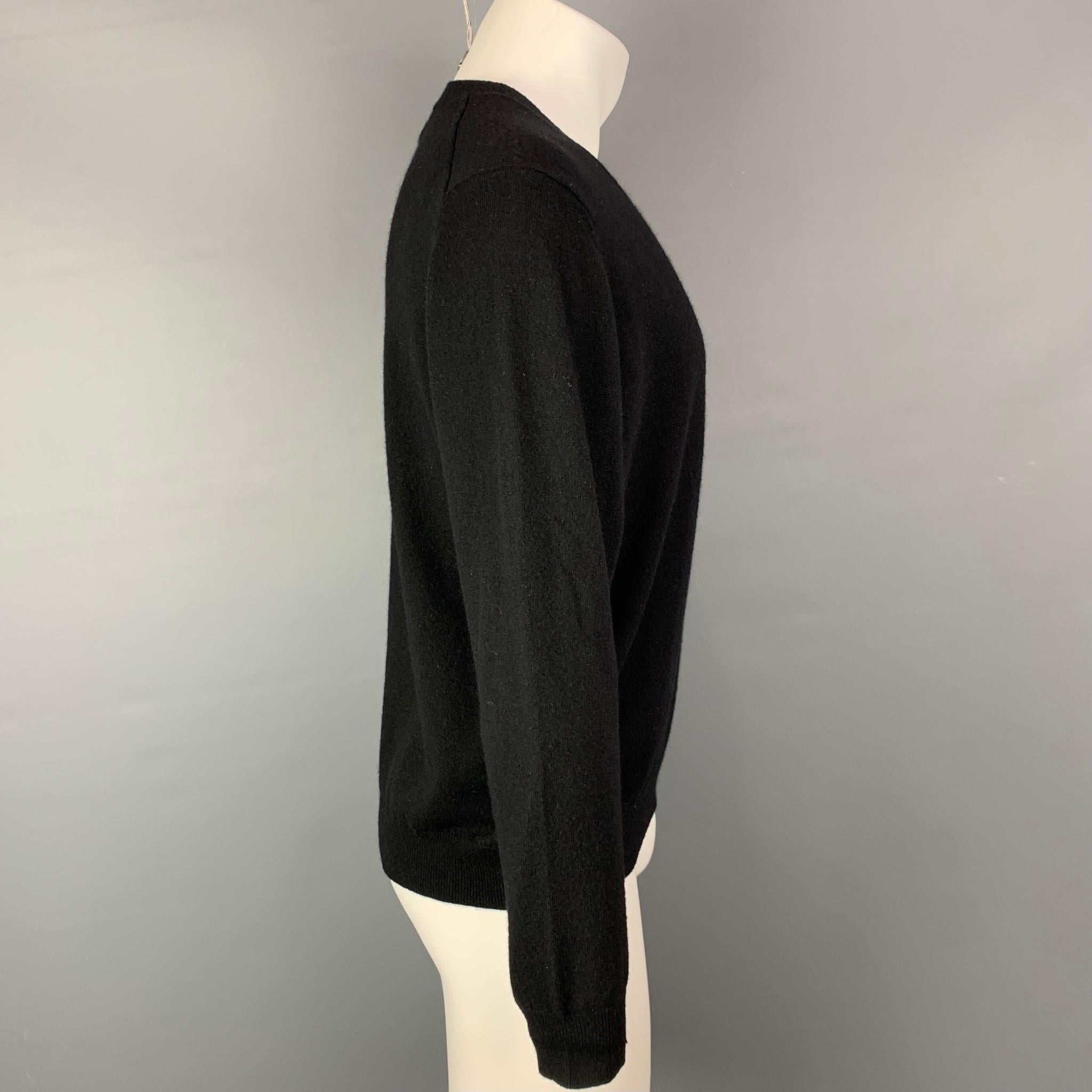 NEIMAN MARCUS pullover comes in a black knitted cashmere featuring a ribbed hem and a v-neck.

Very Good Pre-Owned Condition.
Marked: M

Measurements:

Shoulder: 19 in.
Chest: 42 in.
Sleeve: 25.5 in.
Length: 24 in. 