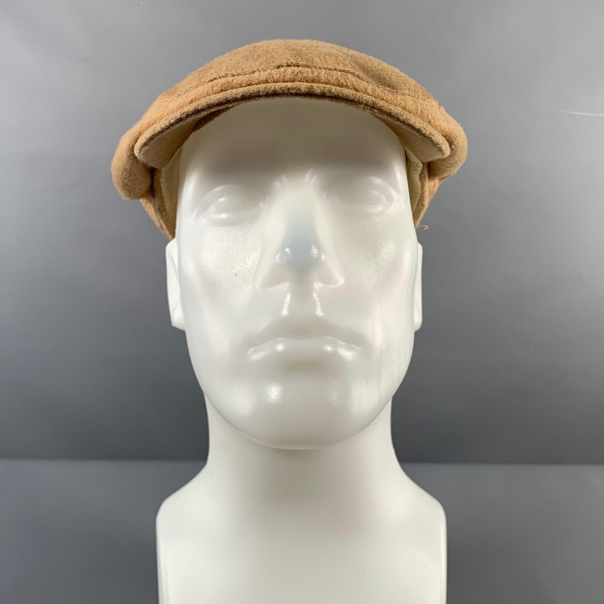 Il cappello Neiman Marcus è in pelo di cammello beige e presenta una falda staccabile. Eccellente condizione di usato. 

Contrassegnato:   taglia unica 

Misure: 
  Apertura: 24 pollici Tesa: 2 pollici 


  
  
 
Riferimento Sui Generis: