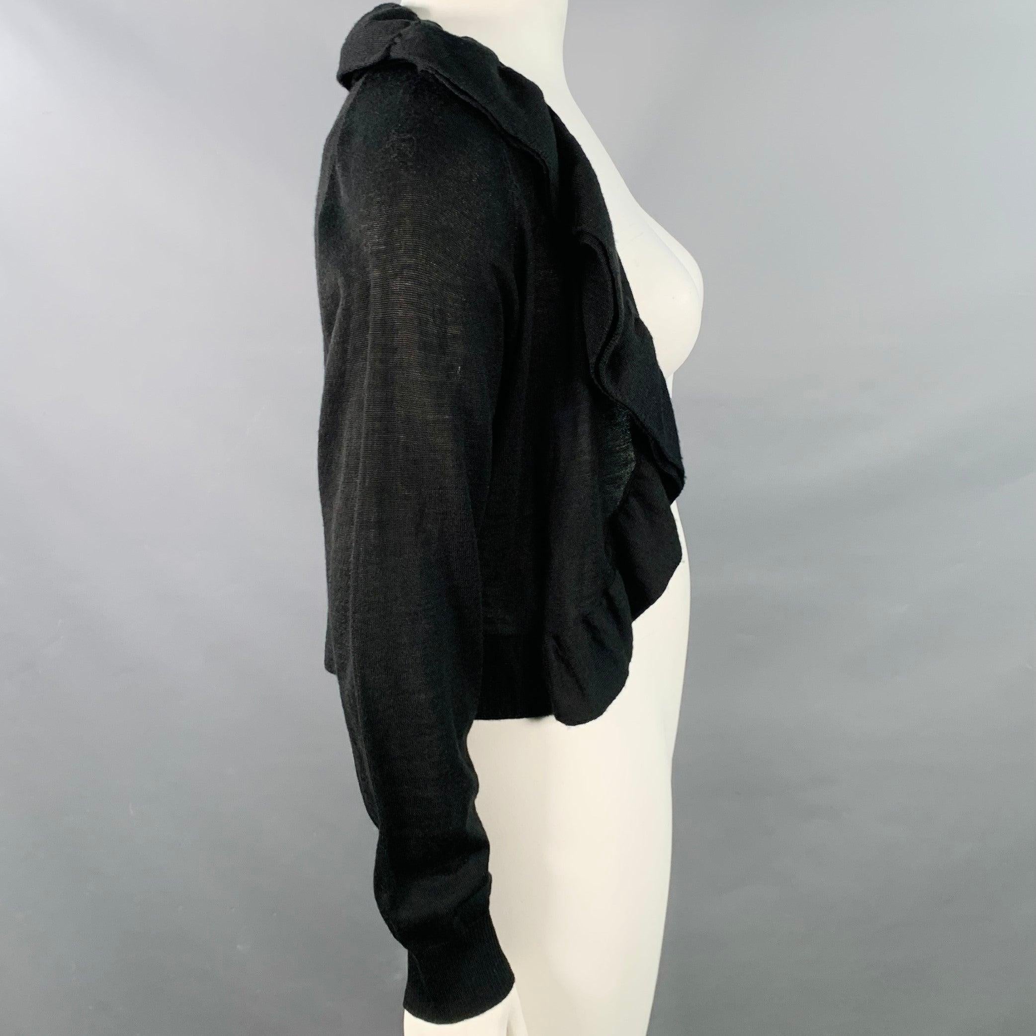 Cardigan NEIMAN MARCUS
en tricot de laine mélangée acrylique noir, avec des bordures à volants, des manches longues et une ouverture sur le devant.Très bon état d'occasion. Signes mineurs d'usure. 

Marqué :   XL 

Mesures : 
 
Épaule : 10.5 pouces