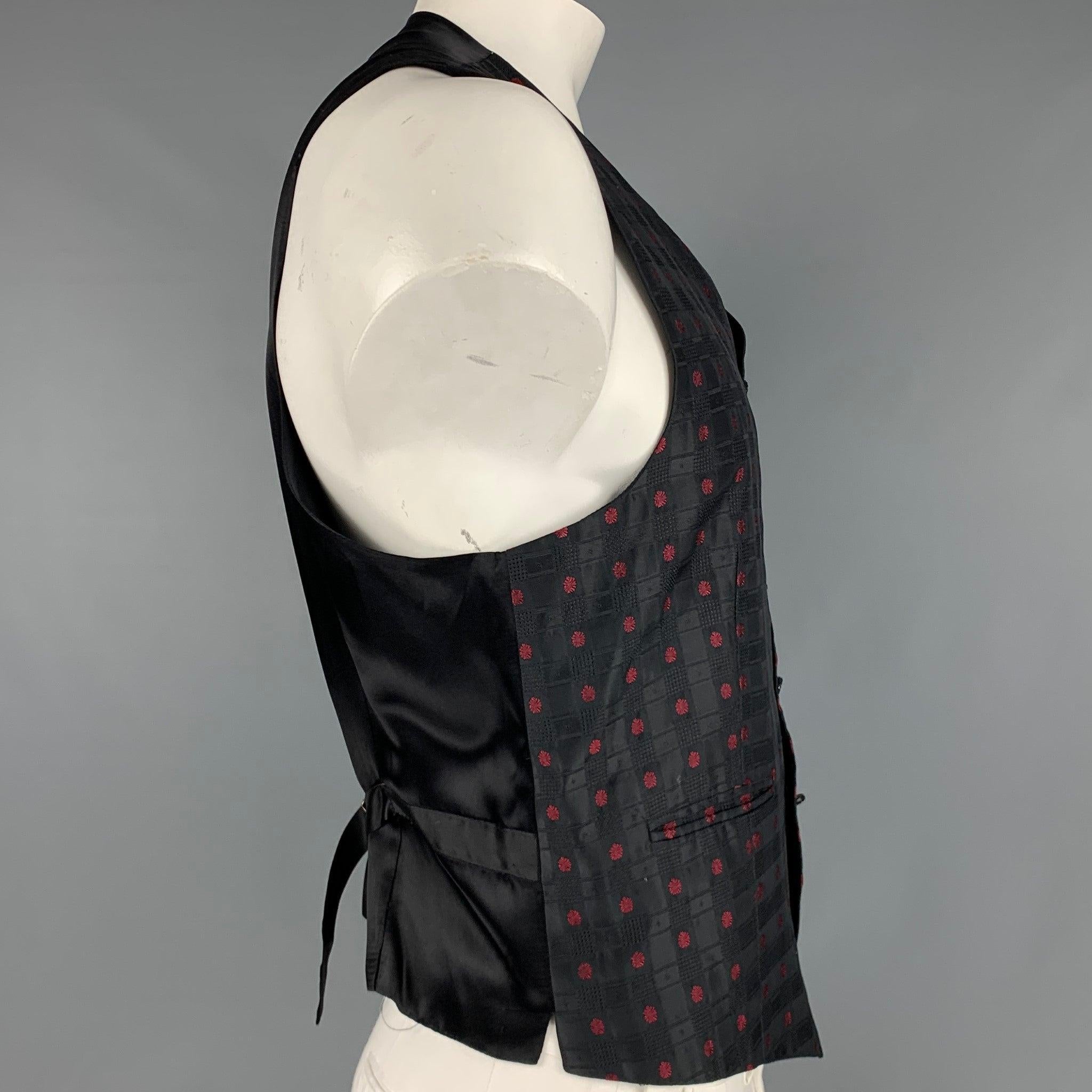 Neiman Marcus Taille XL Gilet boutonné en soie jacquard noir et bourgogne Bon état - En vente à San Francisco, CA