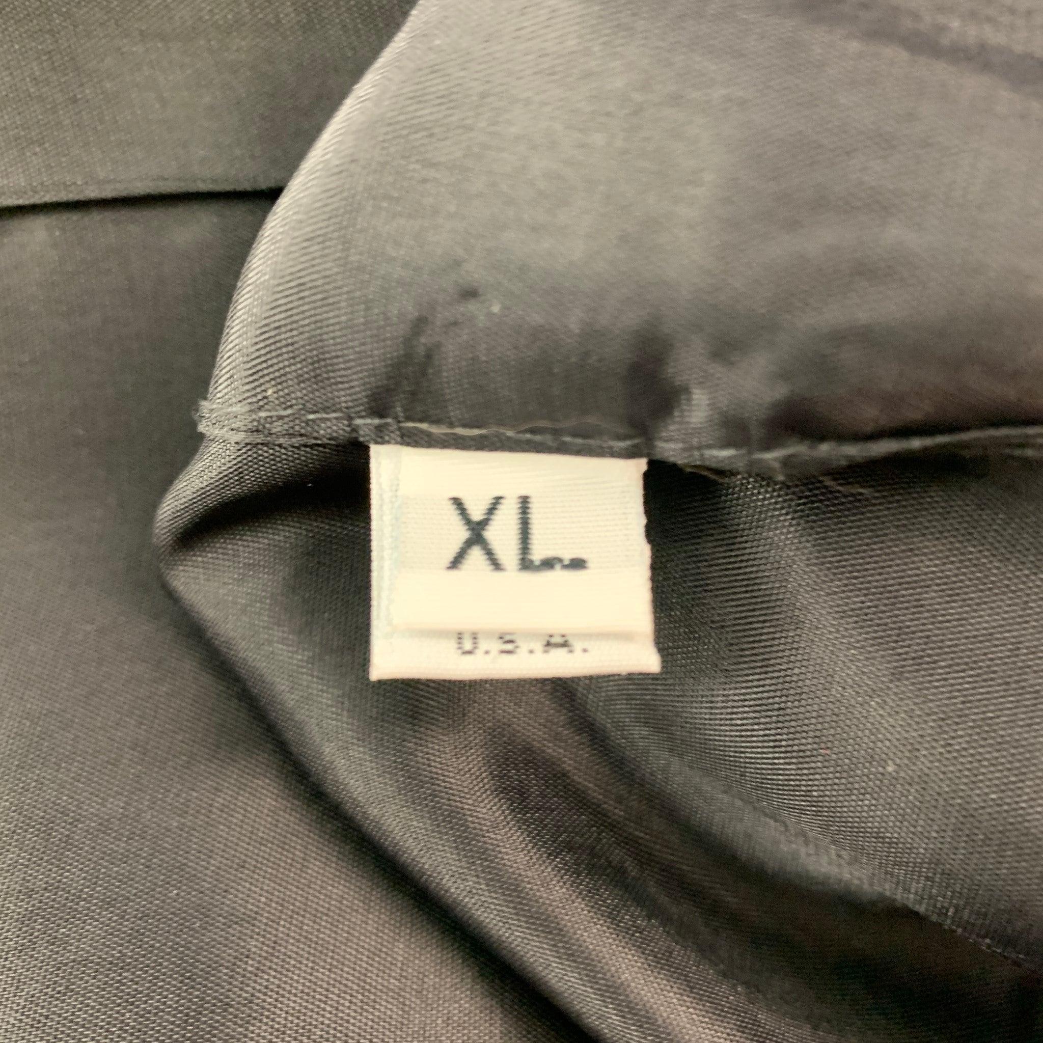 Neiman Marcus Taille XL Gilet boutonné en soie jacquard noir et bourgogne en vente 4