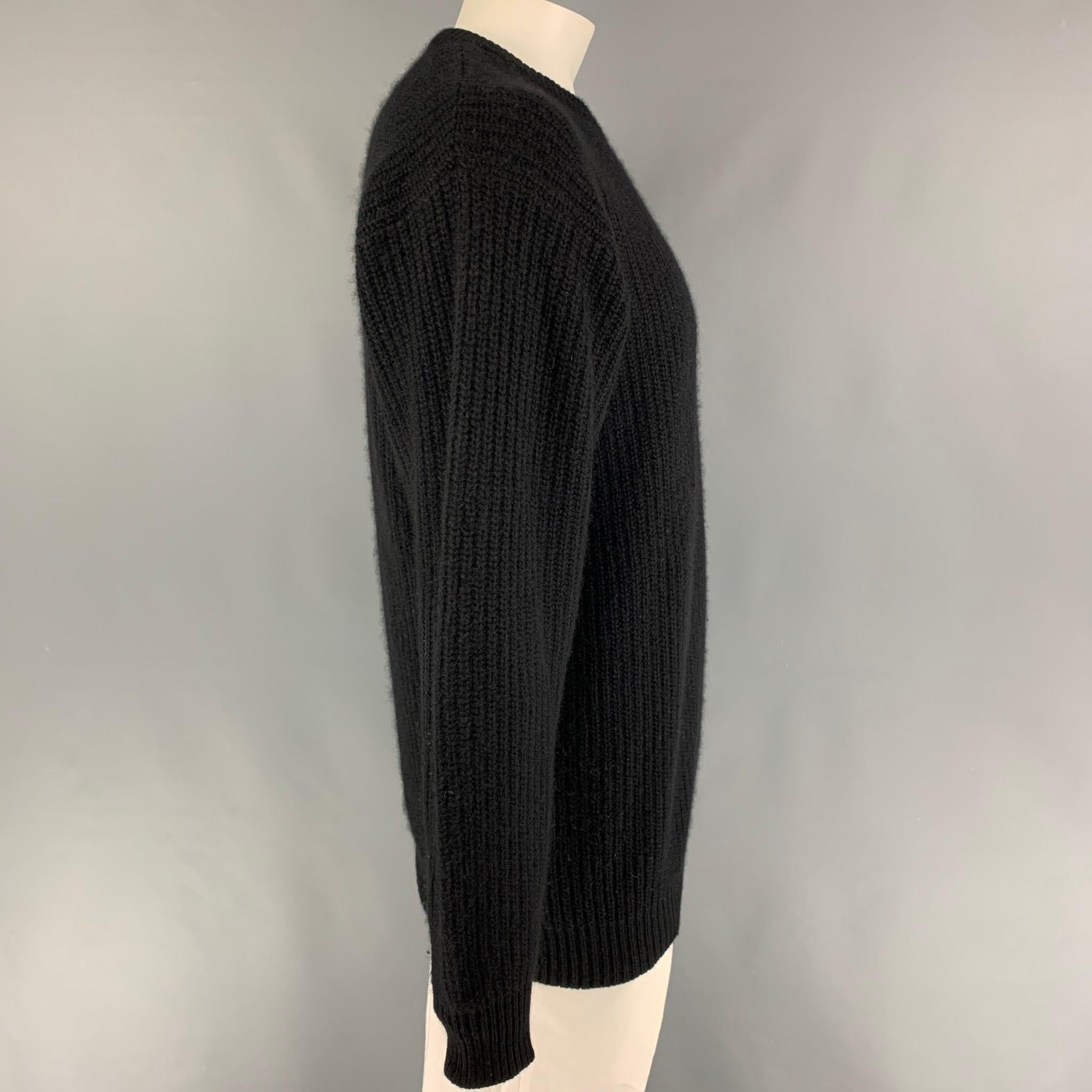NEIMAN MARCUS sweater comes in a black knitted cashmere featuring a crew-neck. 

Very Good Pre-Owned Condition.
Marked: XXL

Measurements:

Shoulder: 23 in.
Chest: 50 in.
Sleeve: 27.5 in.
Length: 31 in. 