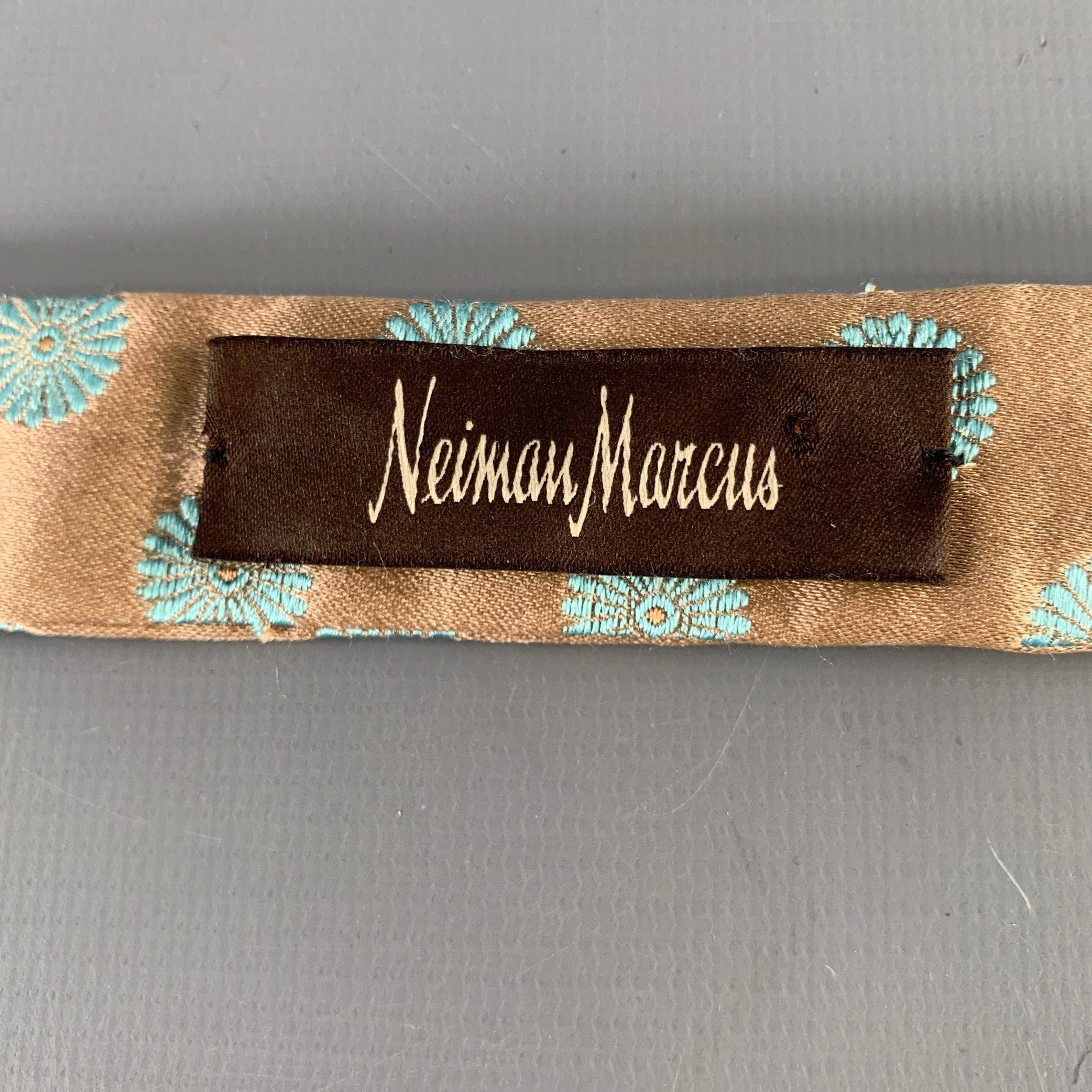 NEIMAN MARCUS bowtie
in a taupe and turquoise blue satin silk featuring an abstract floral embroidered pattern and button closure.Very Good Pre-Owned Condition. Some signs of wear. 

Measurements: 
  Width: 2.75 inches  
  
  
 
Sui Generis